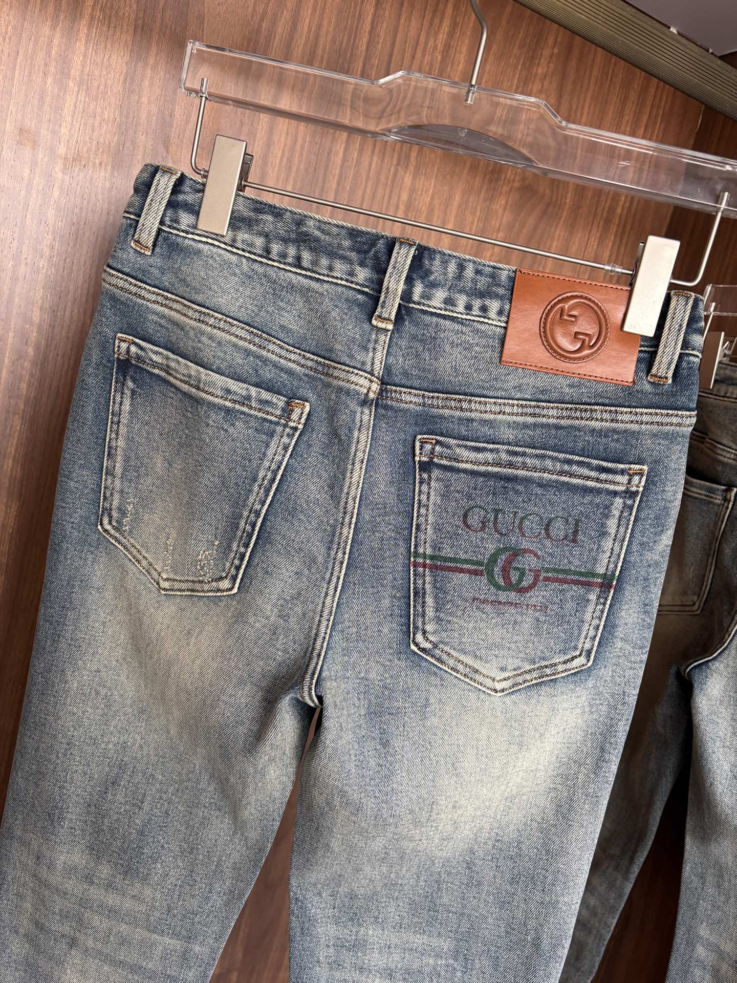 专柜🆕秋冬设计推荐 热卖牛仔裤🆕柔软亲肤面料 奢华头层牛皮腰牌 经典蓝洗水 专柜限量款 奢华感订制面料 