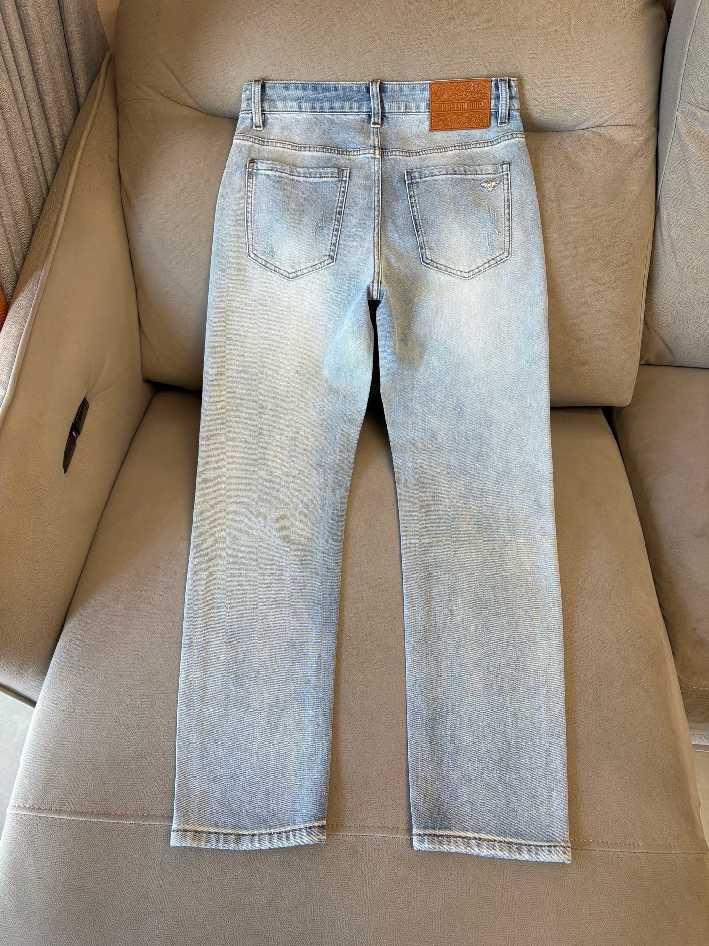 专柜🆕2026春夏设计推荐 热卖牛仔裤🆕柔软亲肤面料 奢华头层牛皮腰牌 经典蓝洗水 专柜限量款 奢华感订