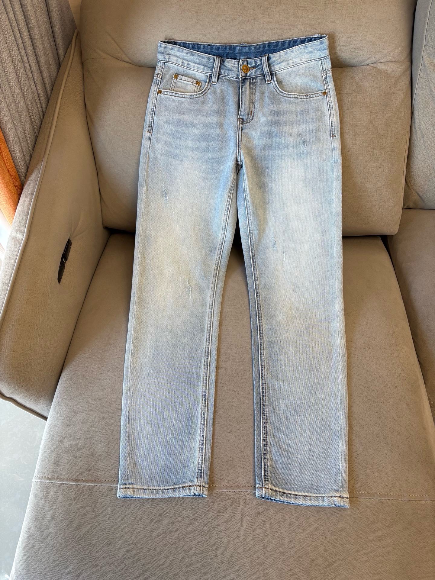 专柜🆕2026春夏设计推荐 热卖牛仔裤🆕柔软亲肤面料 奢华头层牛皮腰牌 经典蓝洗水 专柜限量款 奢华感订