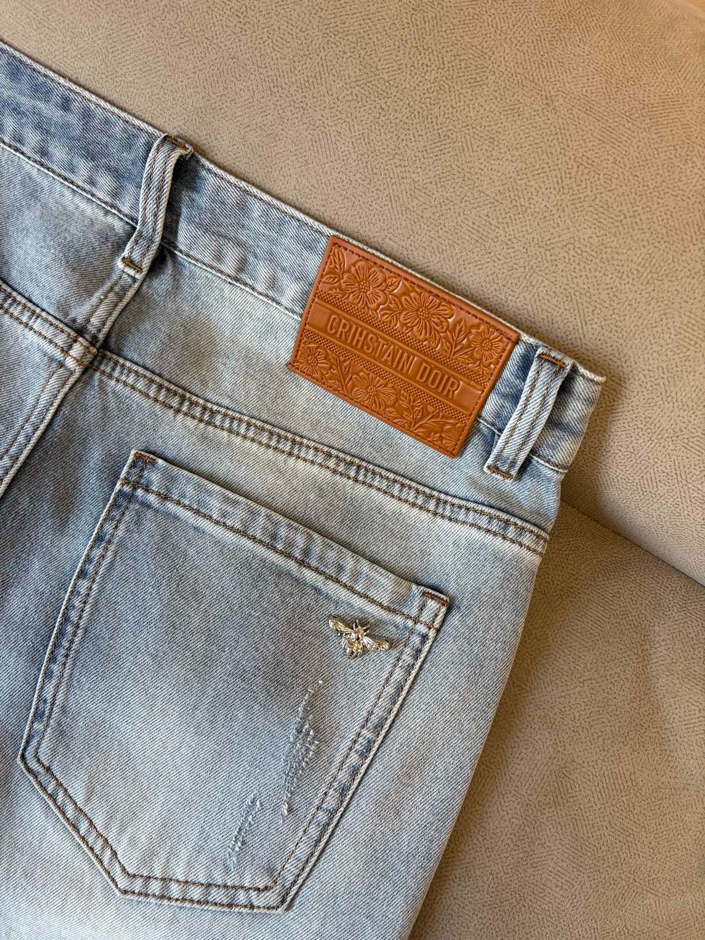 专柜🆕2026春夏设计推荐 热卖牛仔裤🆕柔软亲肤面料 奢华头层牛皮腰牌 经典蓝洗水 专柜限量款 奢华感订