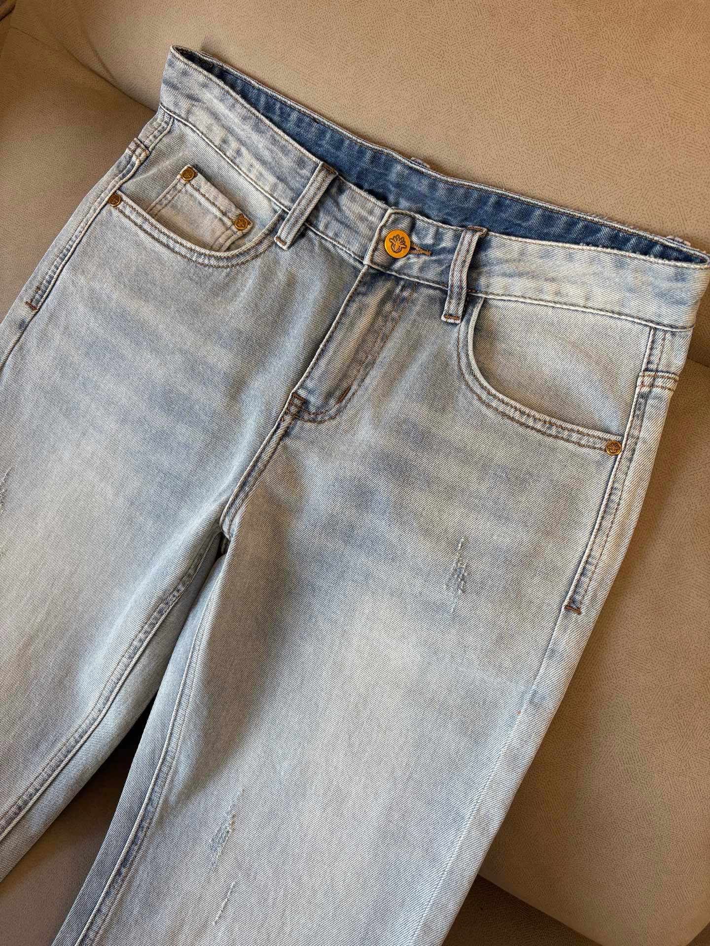 专柜🆕2026春夏设计推荐 热卖牛仔裤🆕柔软亲肤面料 奢华头层牛皮腰牌 经典蓝洗水 专柜限量款 奢华感订