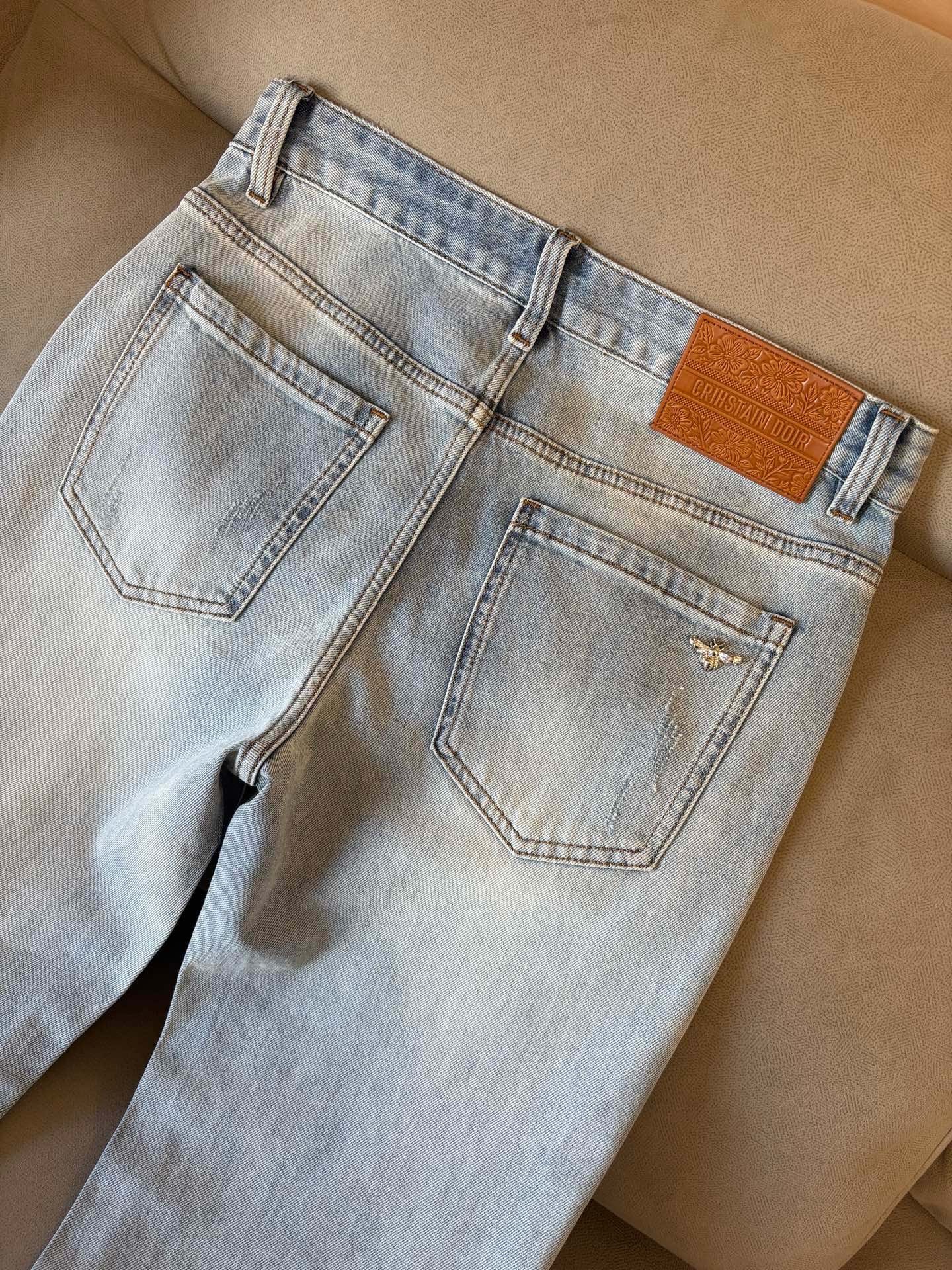 专柜🆕2026春夏设计推荐 热卖牛仔裤🆕柔软亲肤面料 奢华头层牛皮腰牌 经典蓝洗水 专柜限量款 奢华感订