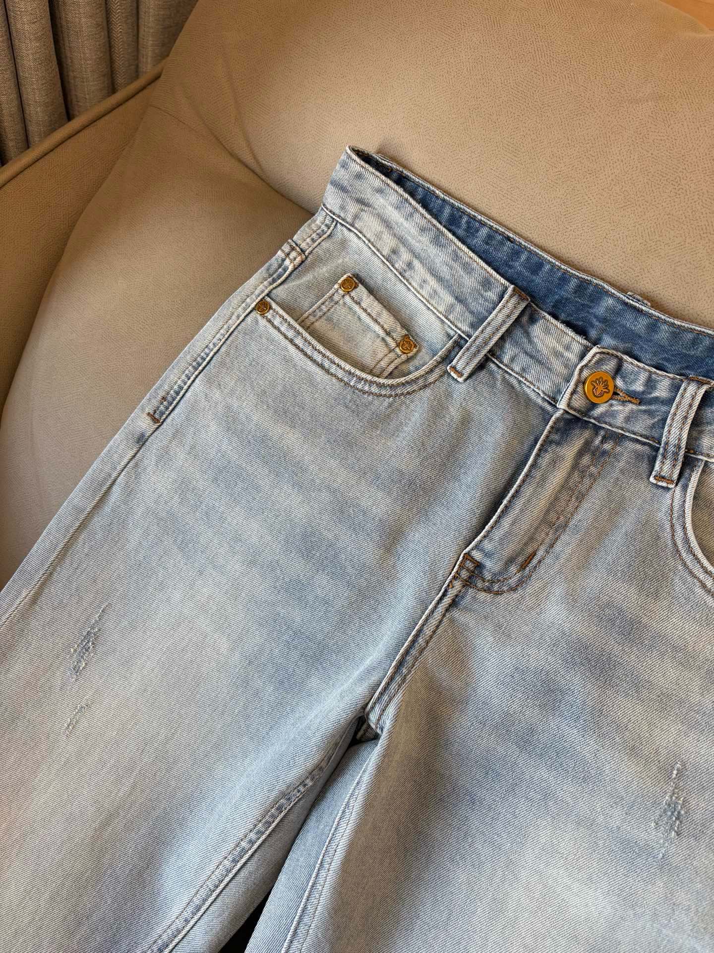 专柜🆕2026春夏设计推荐 热卖牛仔裤🆕柔软亲肤面料 奢华头层牛皮腰牌 经典蓝洗水 专柜限量款 奢华感订