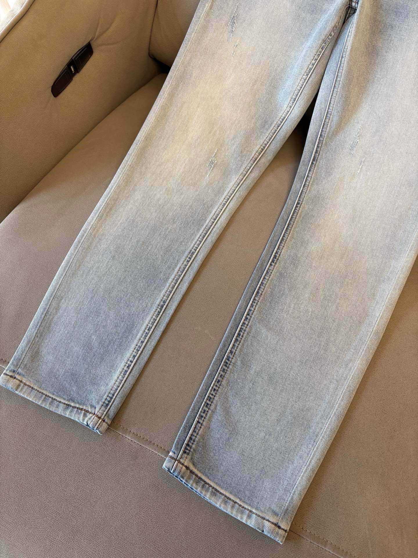 专柜🆕2026春夏设计推荐 热卖牛仔裤🆕柔软亲肤面料 奢华头层牛皮腰牌 经典蓝洗水 专柜限量款 奢华感订