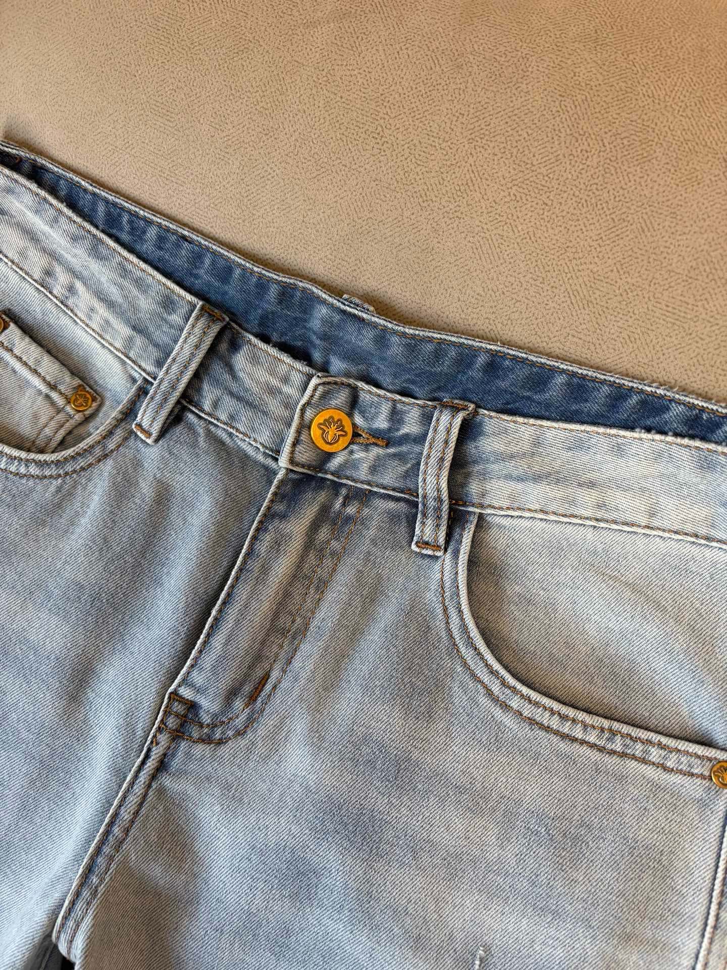 专柜🆕2026春夏设计推荐 热卖牛仔裤🆕柔软亲肤面料 奢华头层牛皮腰牌 经典蓝洗水 专柜限量款 奢华感订