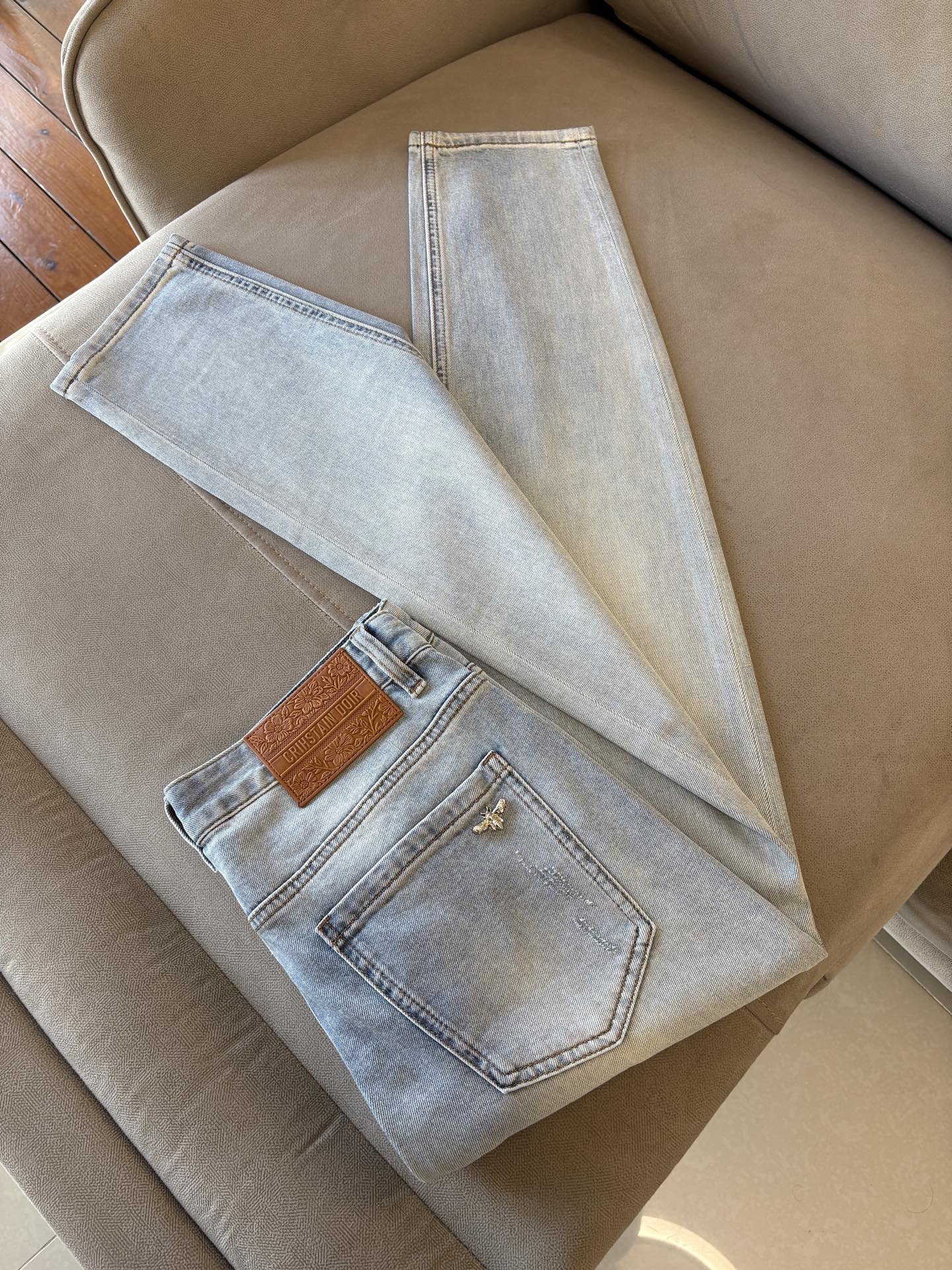 专柜🆕2026春夏设计推荐 热卖牛仔裤🆕柔软亲肤面料 奢华头层牛皮腰牌 经典蓝洗水 专柜限量款 奢华感订