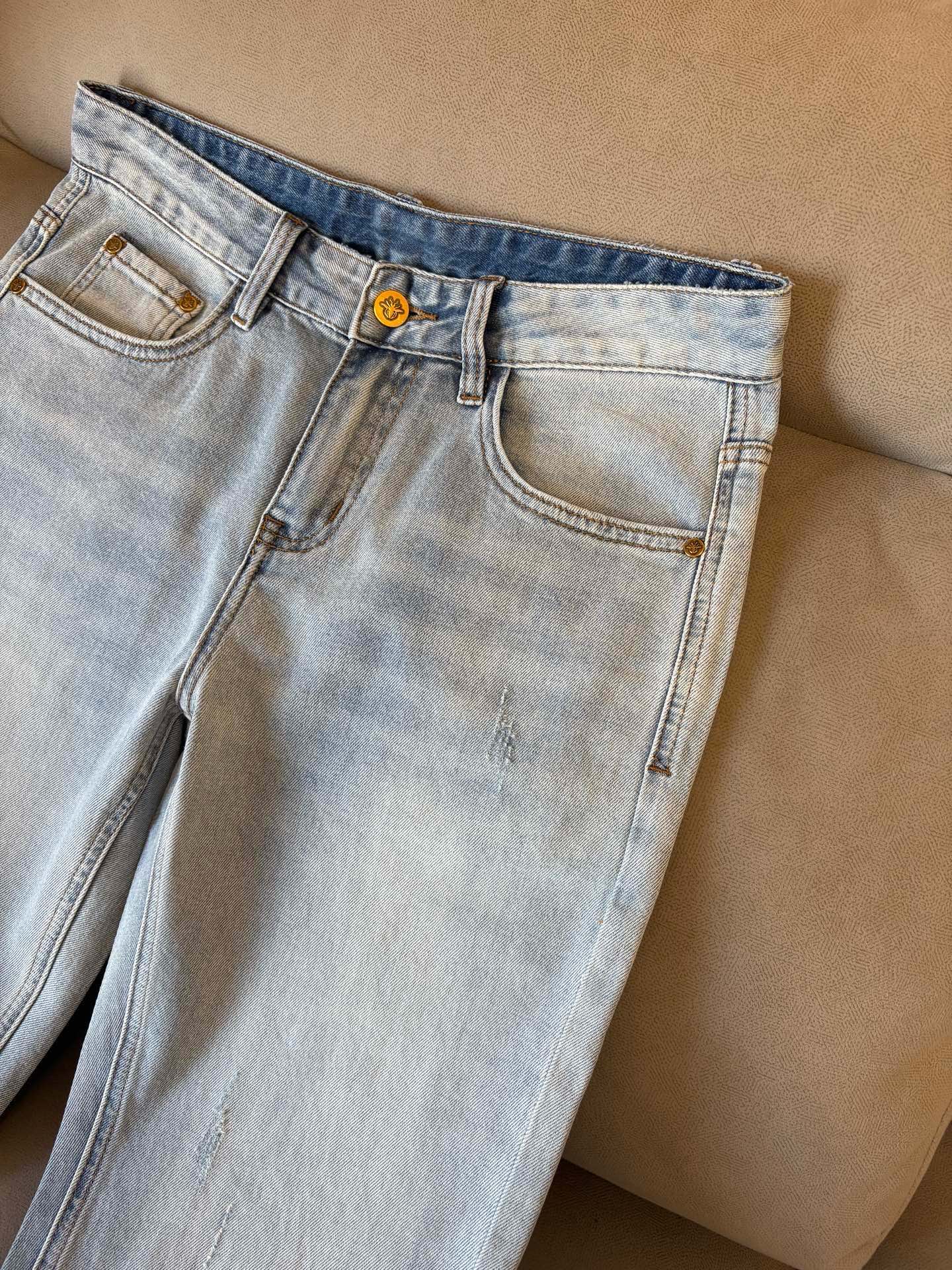 专柜🆕2026春夏设计推荐 热卖牛仔裤🆕柔软亲肤面料 奢华头层牛皮腰牌 经典蓝洗水 专柜限量款 奢华感订