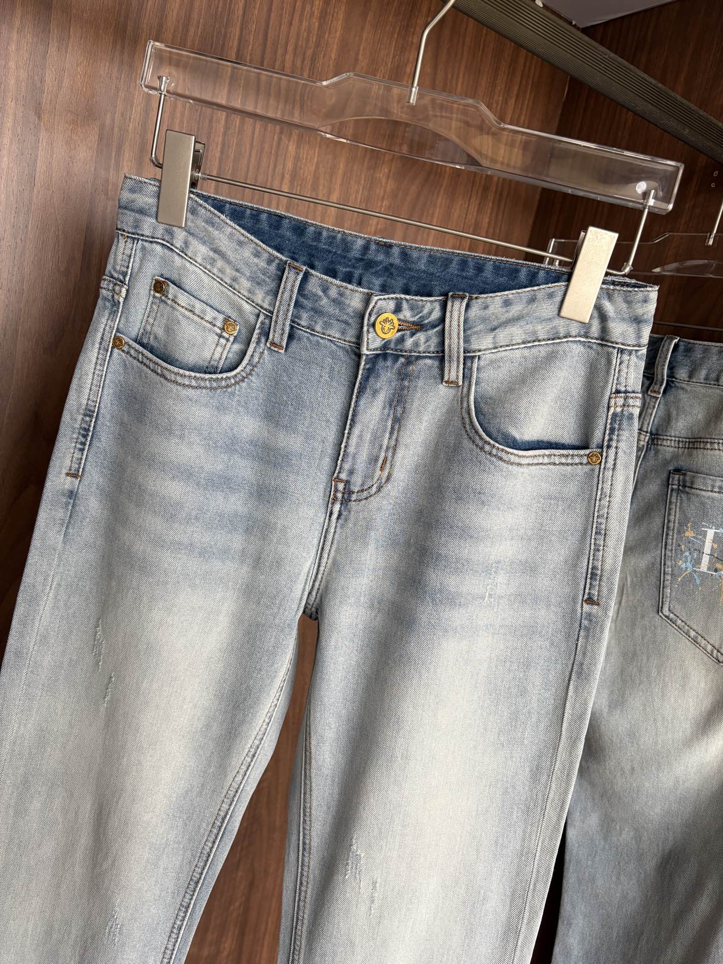 专柜🆕2026春夏设计推荐 热卖牛仔裤🆕柔软亲肤面料 奢华头层牛皮腰牌 经典蓝洗水 专柜限量款 奢华感订