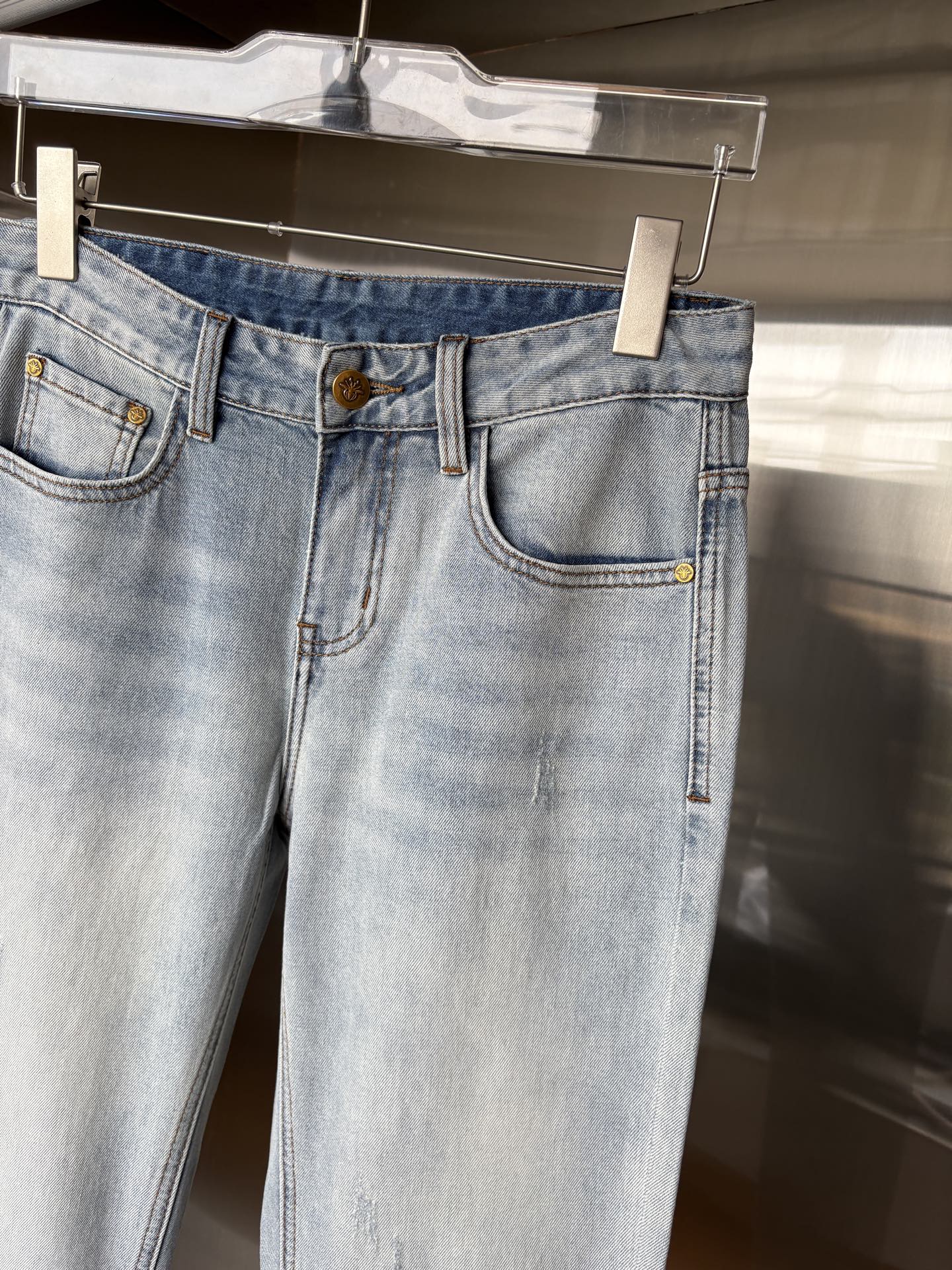 专柜🆕2026春夏设计推荐 热卖牛仔裤🆕柔软亲肤面料 奢华头层牛皮腰牌 经典蓝洗水 专柜限量款 奢华感订