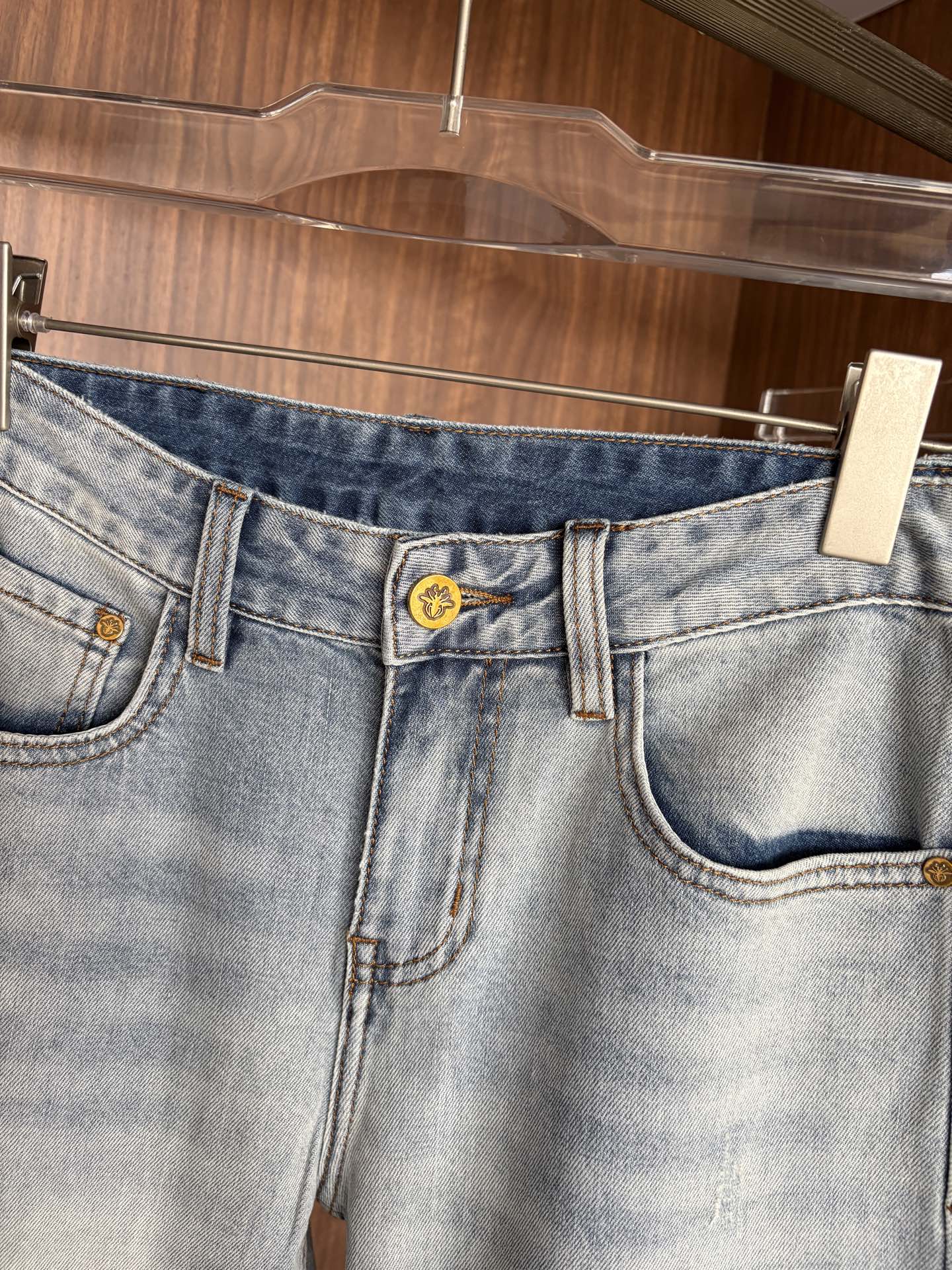 专柜🆕2026春夏设计推荐 热卖牛仔裤🆕柔软亲肤面料 奢华头层牛皮腰牌 经典蓝洗水 专柜限量款 奢华感订