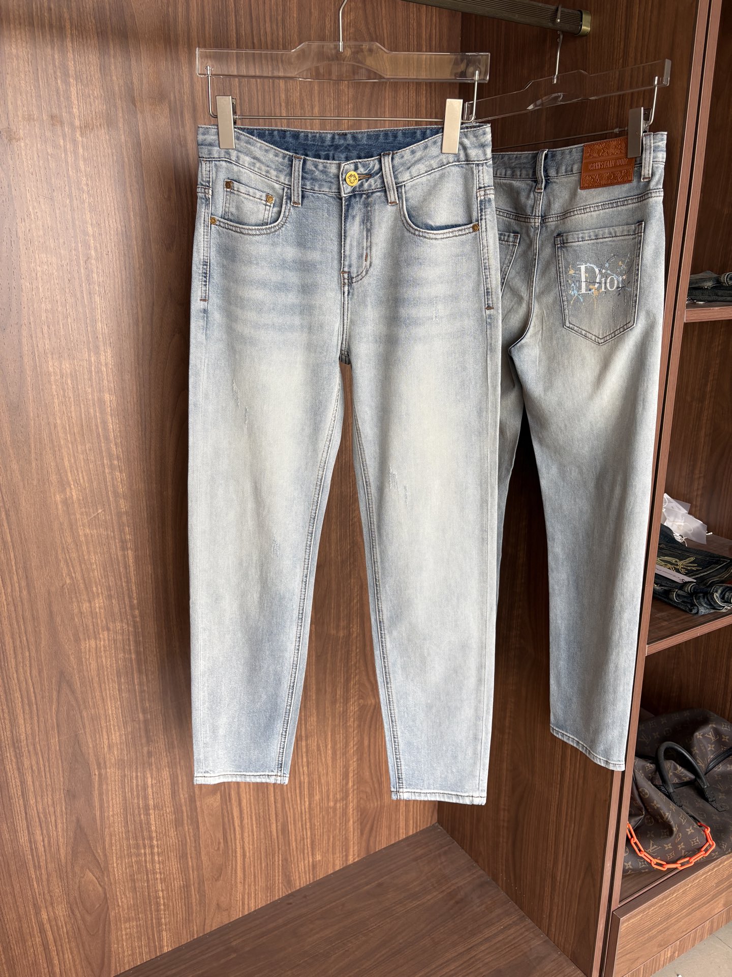 专柜🆕2026春夏设计推荐 热卖牛仔裤🆕柔软亲肤面料 奢华头层牛皮腰牌 经典蓝洗水 专柜限量款 奢华感订