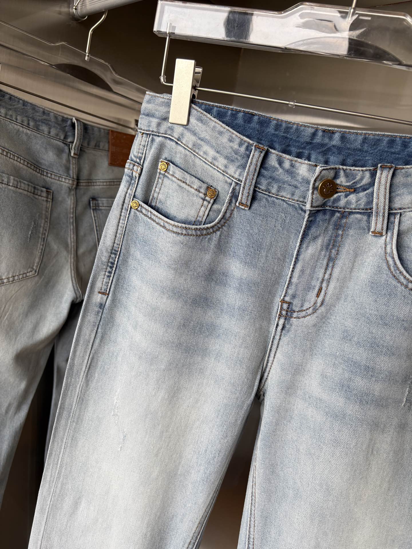 专柜🆕2026春夏设计推荐 热卖牛仔裤🆕柔软亲肤面料 奢华头层牛皮腰牌 经典蓝洗水 专柜限量款 奢华感订