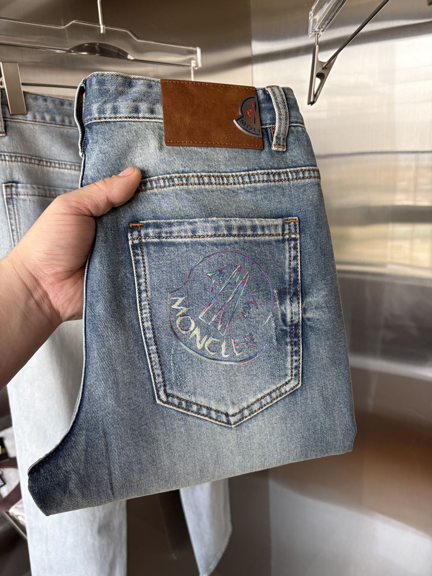 专柜🆕2026春夏设计推荐 热卖牛仔裤🆕柔软亲肤面料 奢华头层牛皮腰牌 经典蓝洗水 专柜限量款 奢华感订