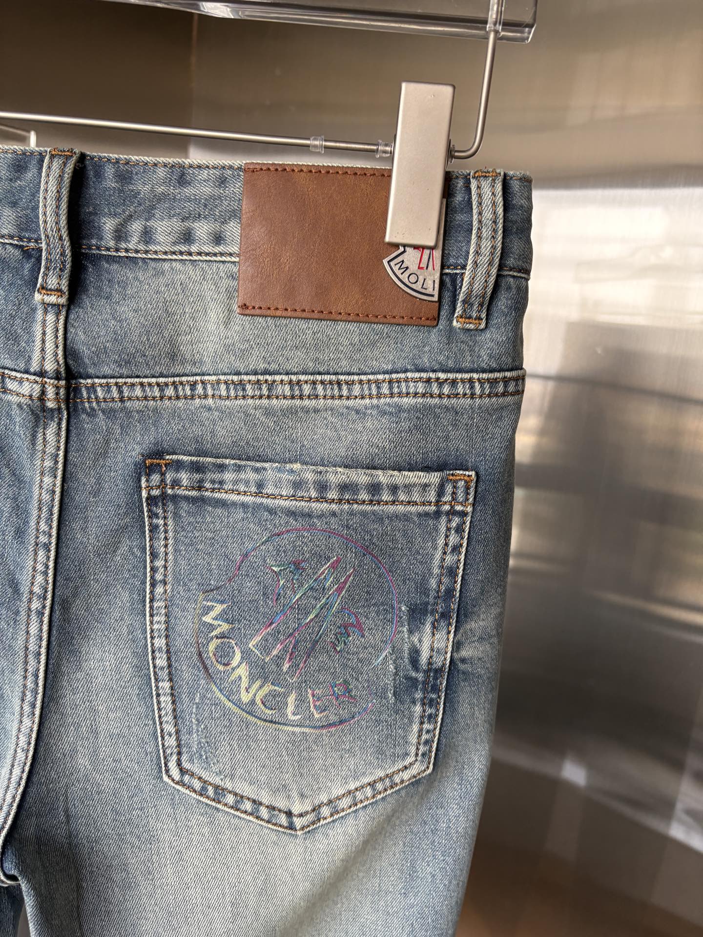 专柜🆕2026春夏设计推荐 热卖牛仔裤🆕柔软亲肤面料 奢华头层牛皮腰牌 经典蓝洗水 专柜限量款 奢华感订