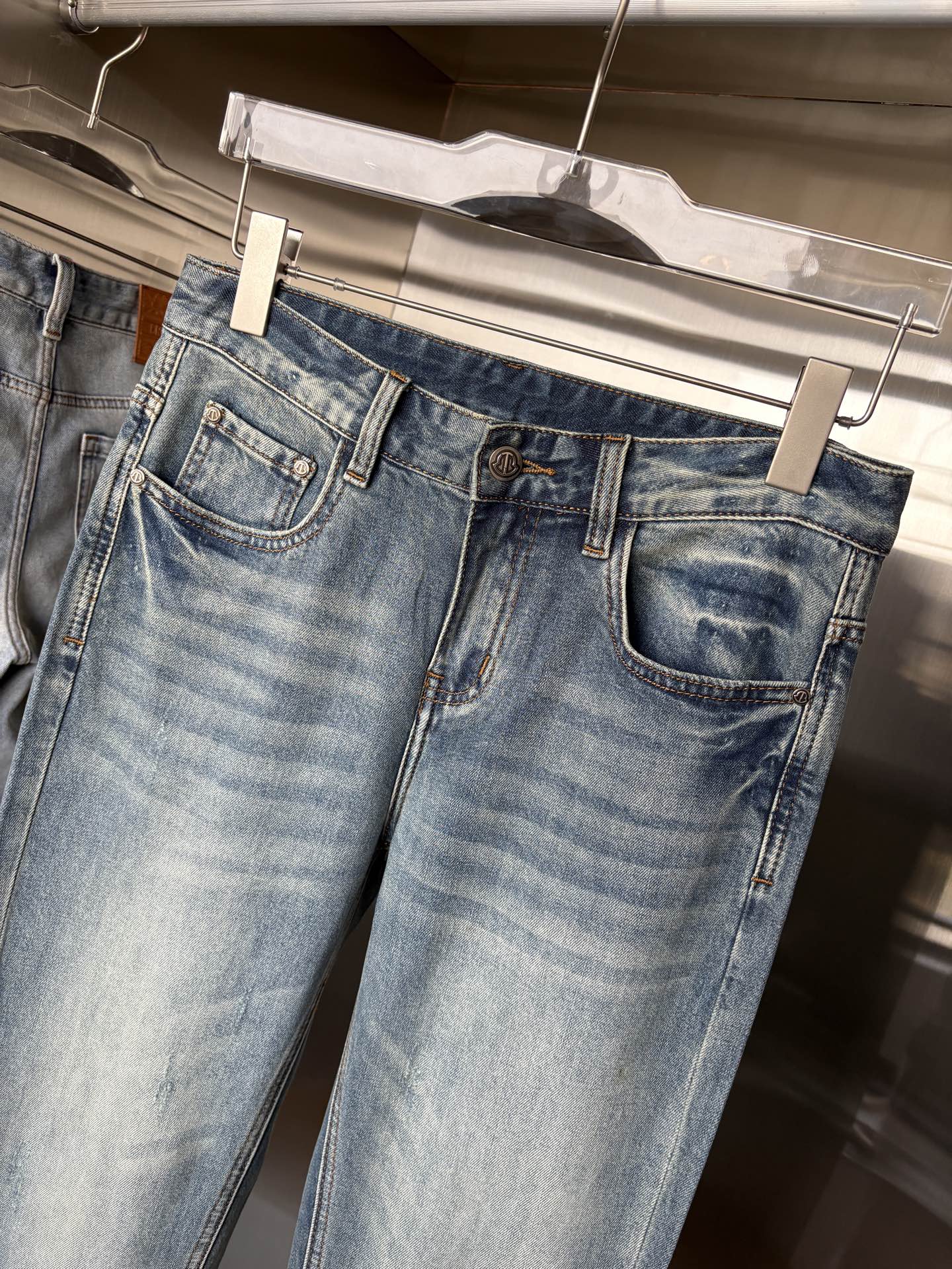 专柜🆕2026春夏设计推荐 热卖牛仔裤🆕柔软亲肤面料 奢华头层牛皮腰牌 经典蓝洗水 专柜限量款 奢华感订