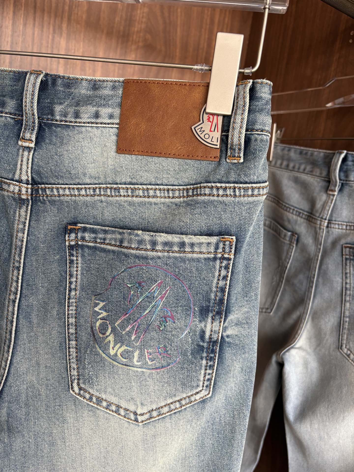 专柜🆕2026春夏设计推荐 热卖牛仔裤🆕柔软亲肤面料 奢华头层牛皮腰牌 经典蓝洗水 专柜限量款 奢华感订