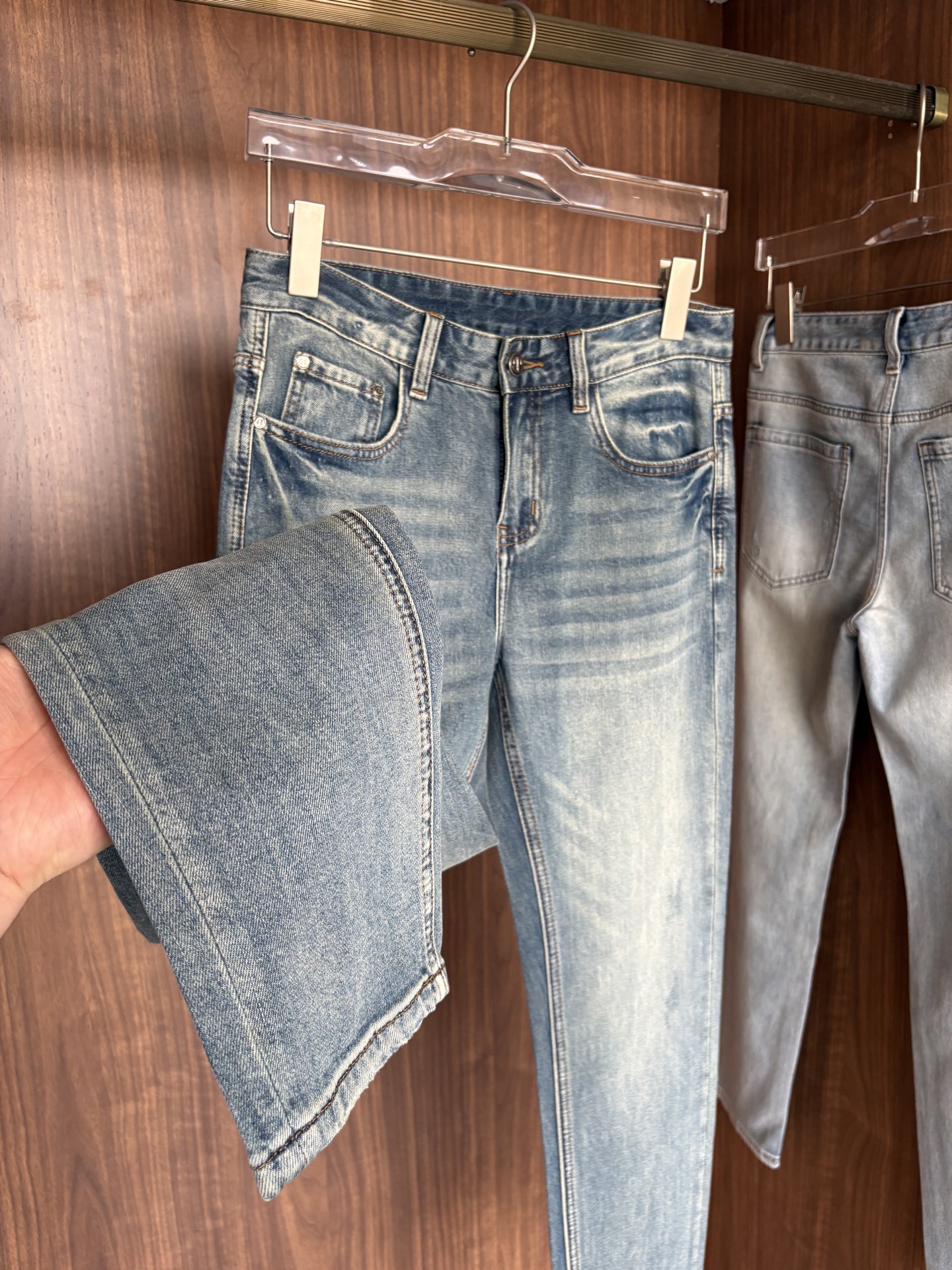 专柜🆕2026春夏设计推荐 热卖牛仔裤🆕柔软亲肤面料 奢华头层牛皮腰牌 经典蓝洗水 专柜限量款 奢华感订