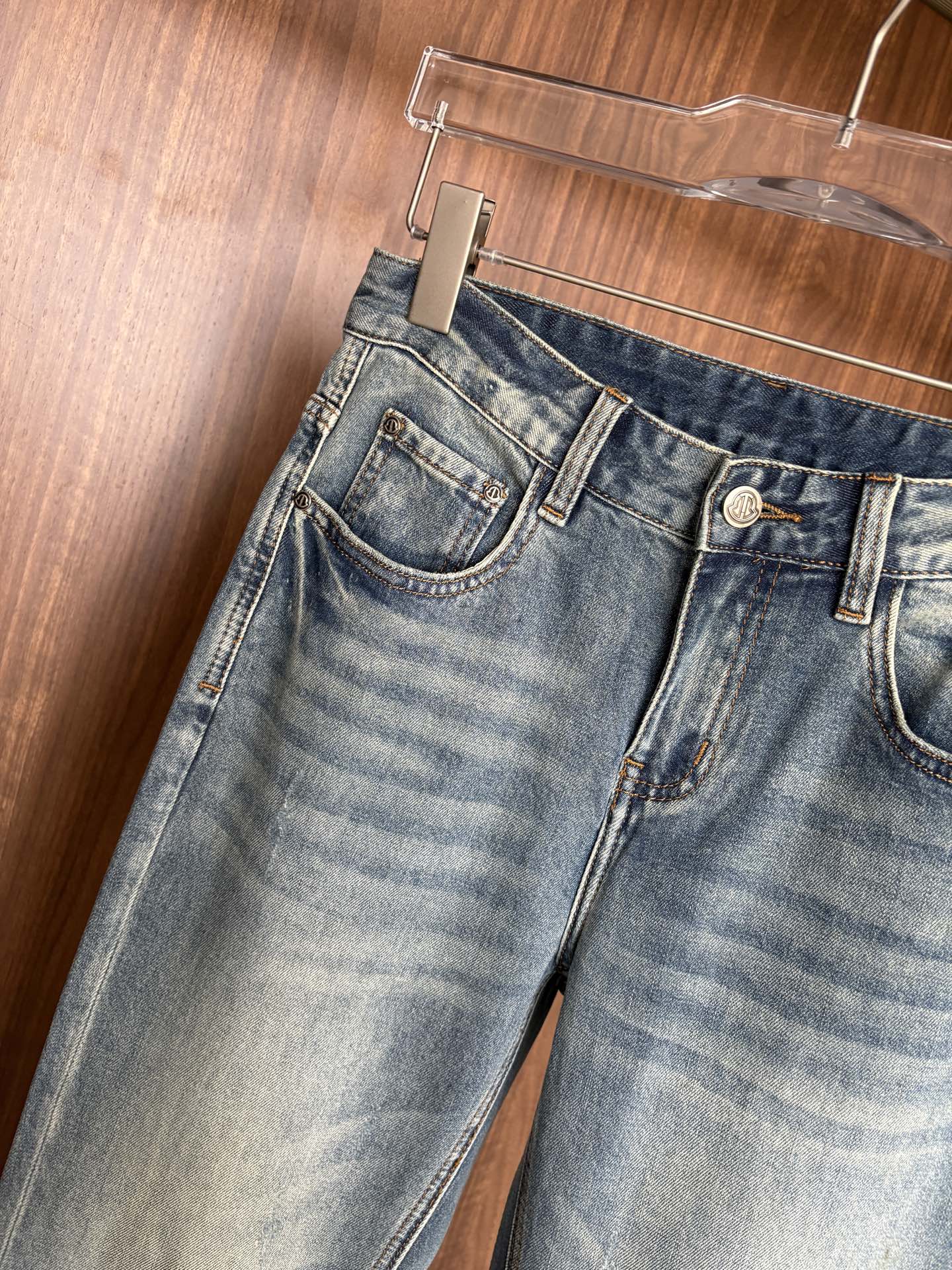 专柜🆕2026春夏设计推荐 热卖牛仔裤🆕柔软亲肤面料 奢华头层牛皮腰牌 经典蓝洗水 专柜限量款 奢华感订