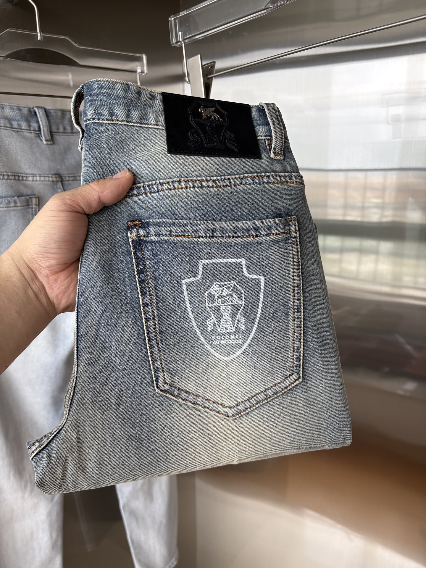 NO:846419,The counter's 2026 spring and summer design recommendations. Hot-selling jeans with soft skin-friendly fabrics. Luxurious first-layer cowhide waist tag. Classic blue wash. Limited edition at the counter. Luxurious custom-made fabrics. Craftsmanship + wash. Foreign trade quality and detail processing. This color is absolutely in love. I love it. The single color is versatile. Big cow flavor. Stretch slim small straight pants size. 29-38. No 35; 37 yards, jeans, cowhide,19860909专柜2026春夏设计推荐 热卖牛仔裤柔软亲肤面料 奢华头层牛皮腰牌 经典蓝洗水 专柜限量款 奢华感订制面料 工艺+洗水外贸品质感细节处理满满到位 这颜色绝对爱了爱了爆单款色系百搭大牛味 弹力修身小直筒裤型 尺码.29-38 无35；37码,,jeans,cowhide,,Men's clothing