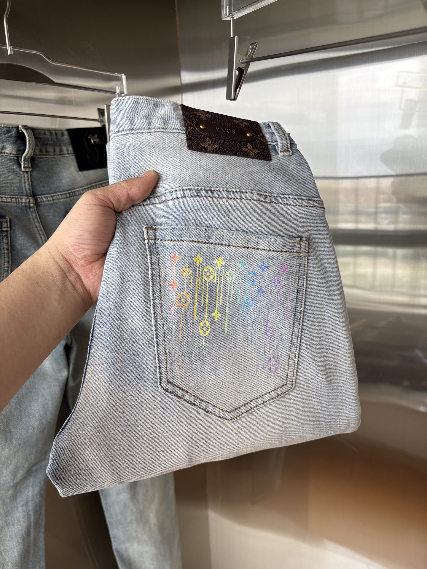 NO:846421,Straight-leg pants counter 2026 spring and summer design recommendations Hot-selling jeans with soft skin-friendly fabrics Luxurious first-layer cowhide waist tag Classic blue wash Counter limited edition Luxurious custom-made fabrics Craftsmanship + wash foreign trade quality and detail processing19860909直筒裤专柜2026春夏设计推荐 热卖牛仔裤柔软亲肤面料 奢华头层牛皮腰牌 经典蓝洗水 专柜限量款 奢华感订制面料 工艺+洗水外贸品质感细节处理满满到位 这颜色绝对爱了爱了爆单款色系百搭大牛味 弹力修身小直筒裤型 尺码.29-38 无35；37码,,jeans,cowhide,,Men's clothing