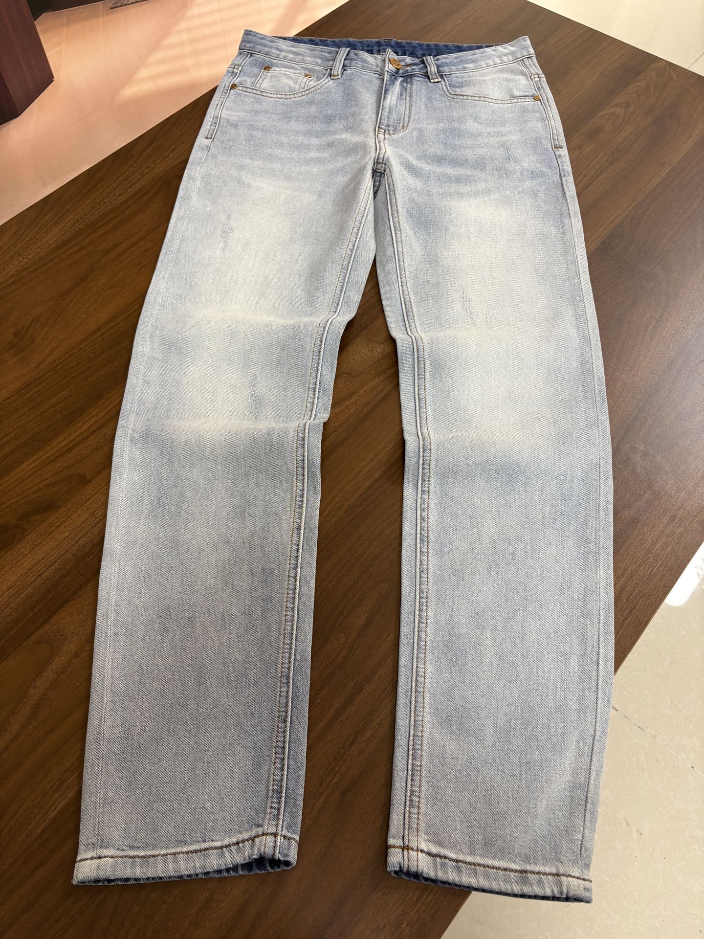 专柜🆕2026春夏设计推荐 热卖牛仔裤🆕柔软亲肤面料 奢华头层牛皮腰牌 经典蓝洗水 专柜限量款 奢华感订