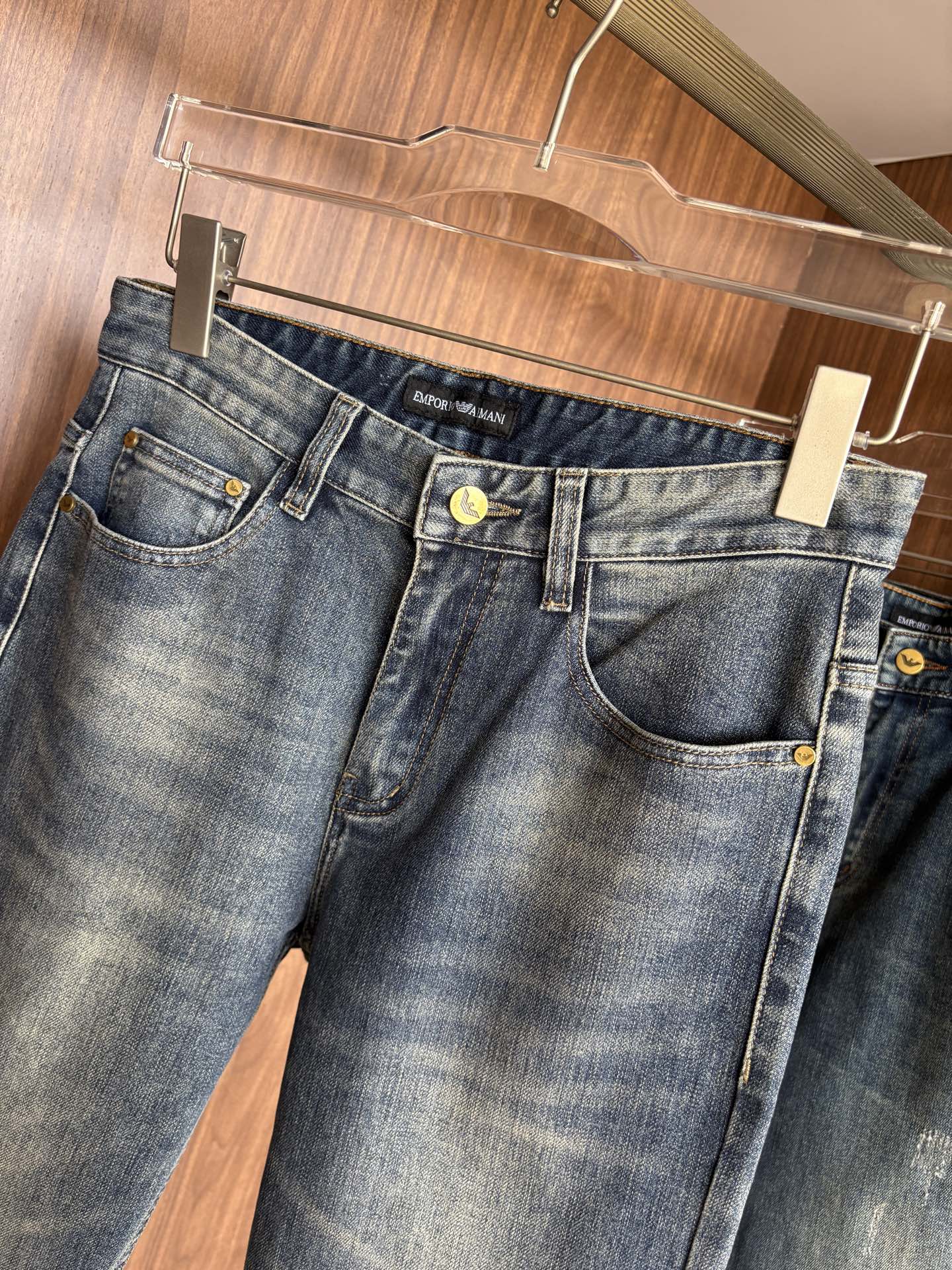 专柜🆕2026秋冬设计推荐 热卖牛仔裤🆕柔软亲肤面料 奢华头层牛皮腰牌 经典蓝洗水 专柜限量款 奢华感订制面料 工艺+洗
