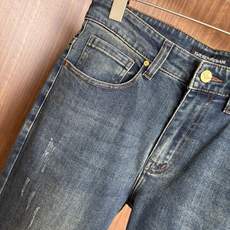 专柜🆕2026秋冬设计推荐 热卖牛仔裤🆕柔软亲肤面料 奢华头层牛皮腰牌 经典蓝洗水 专柜限量款 奢华感订制面料 工艺+洗 专柜🆕2026秋冬设计推荐 热卖牛仔裤🆕柔软亲肤面料 奢华头层牛皮腰牌 经典蓝洗水 专柜限量款 奢华感订制面料 工艺+洗