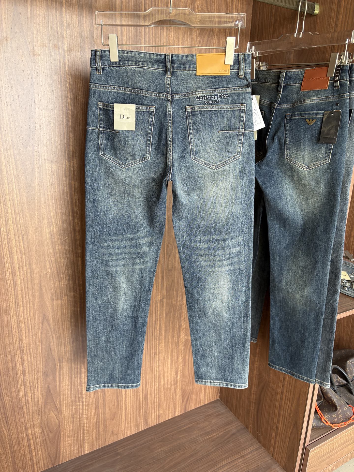 专柜🆕2026秋冬设计推荐 热卖牛仔裤🆕柔软亲肤面料 奢华头层牛皮腰牌 经典蓝洗水 专柜限量款 奢华感订制面料 工艺+洗