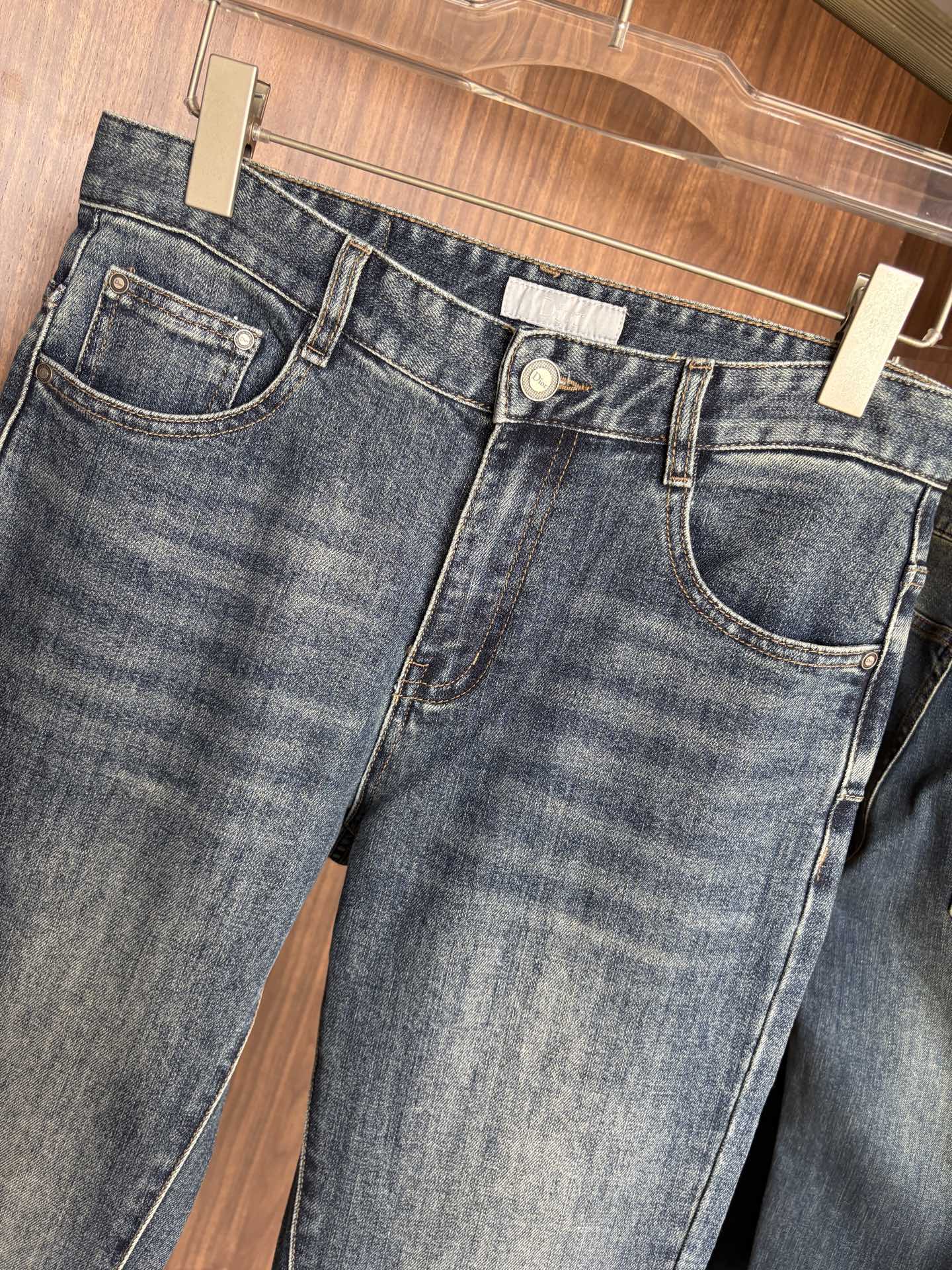 专柜🆕2026秋冬设计推荐 热卖牛仔裤🆕柔软亲肤面料 奢华头层牛皮腰牌 经典蓝洗水 专柜限量款 奢华感订制面料 工艺+洗