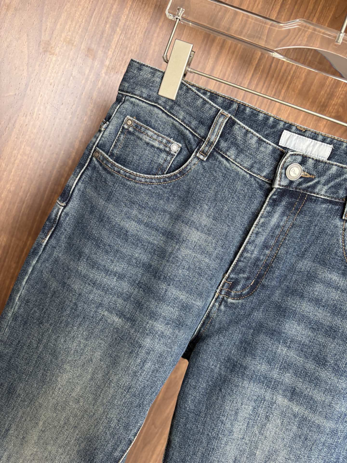 专柜🆕2026秋冬设计推荐 热卖牛仔裤🆕柔软亲肤面料 奢华头层牛皮腰牌 经典蓝洗水 专柜限量款 奢华感订制面料 工艺+洗