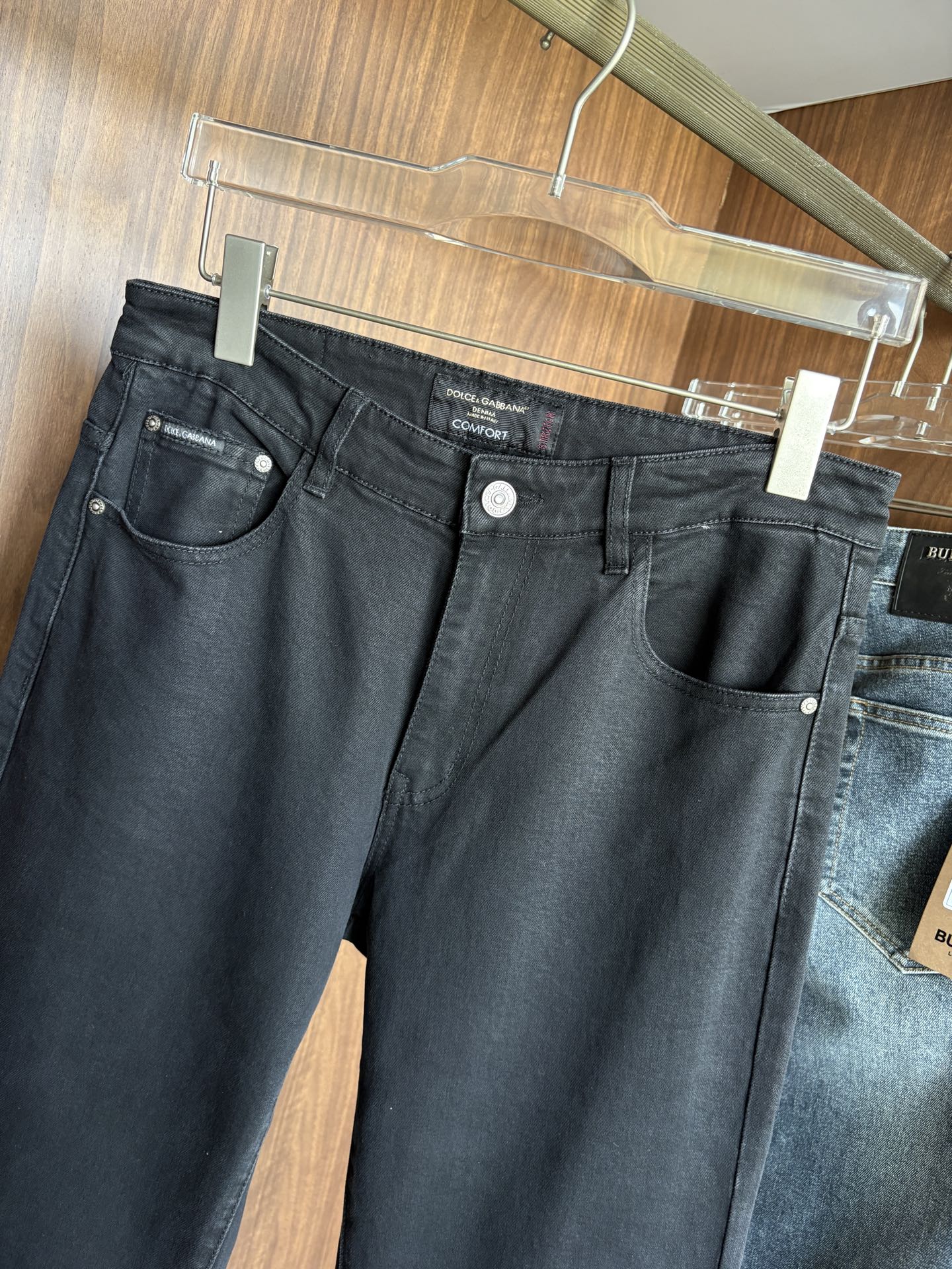 专柜🆕2026秋冬设计推荐 热卖牛仔裤🆕柔软亲肤面料 奢华头层牛皮腰牌 经典蓝洗水 专柜限量款 奢华感订制面料 工艺+洗