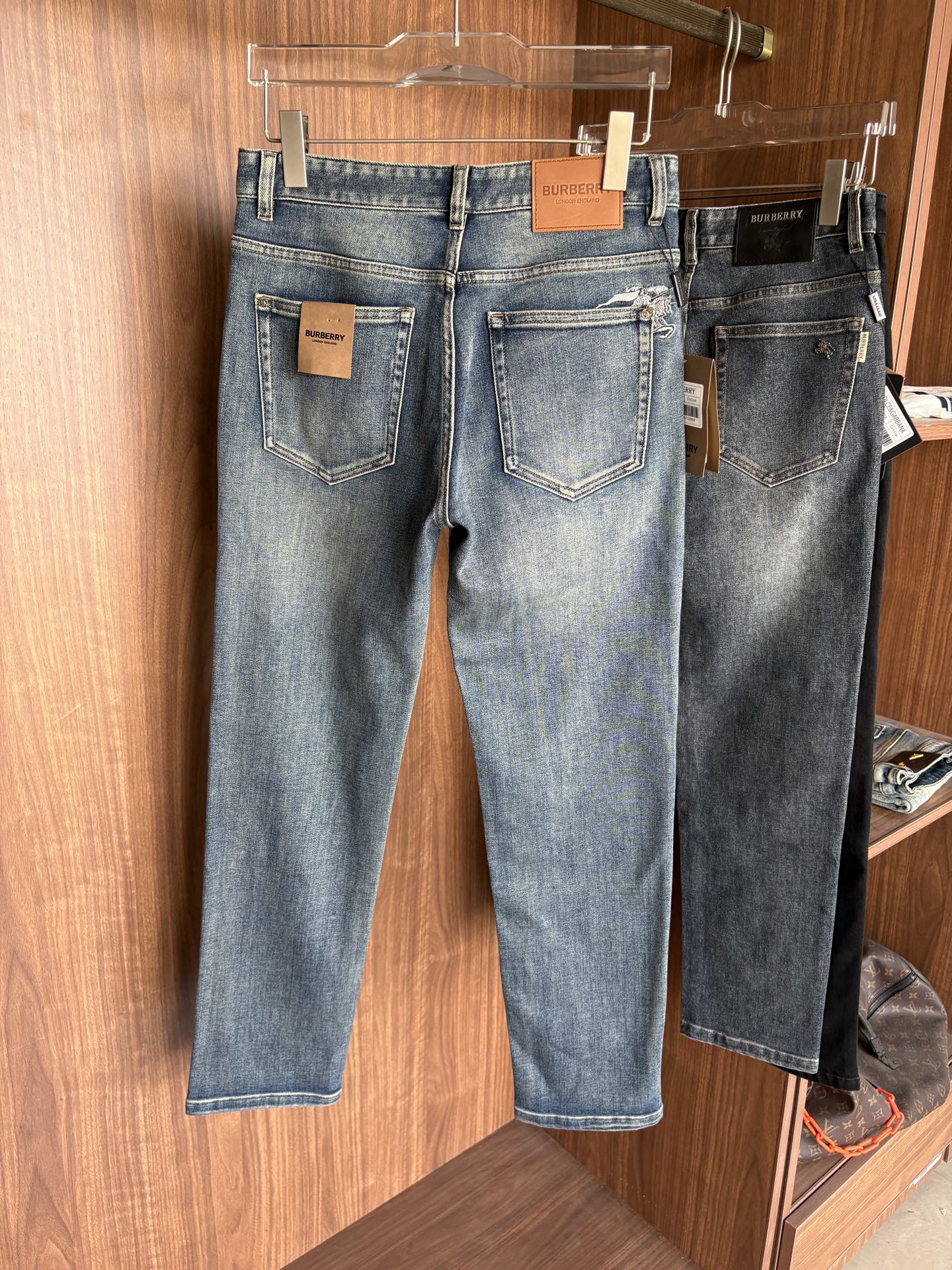 专柜🆕2026秋冬设计推荐 热卖牛仔裤🆕柔软亲肤面料 奢华头层牛皮腰牌 经典蓝洗水 专柜限量款 奢华感订制面料 工艺+洗
