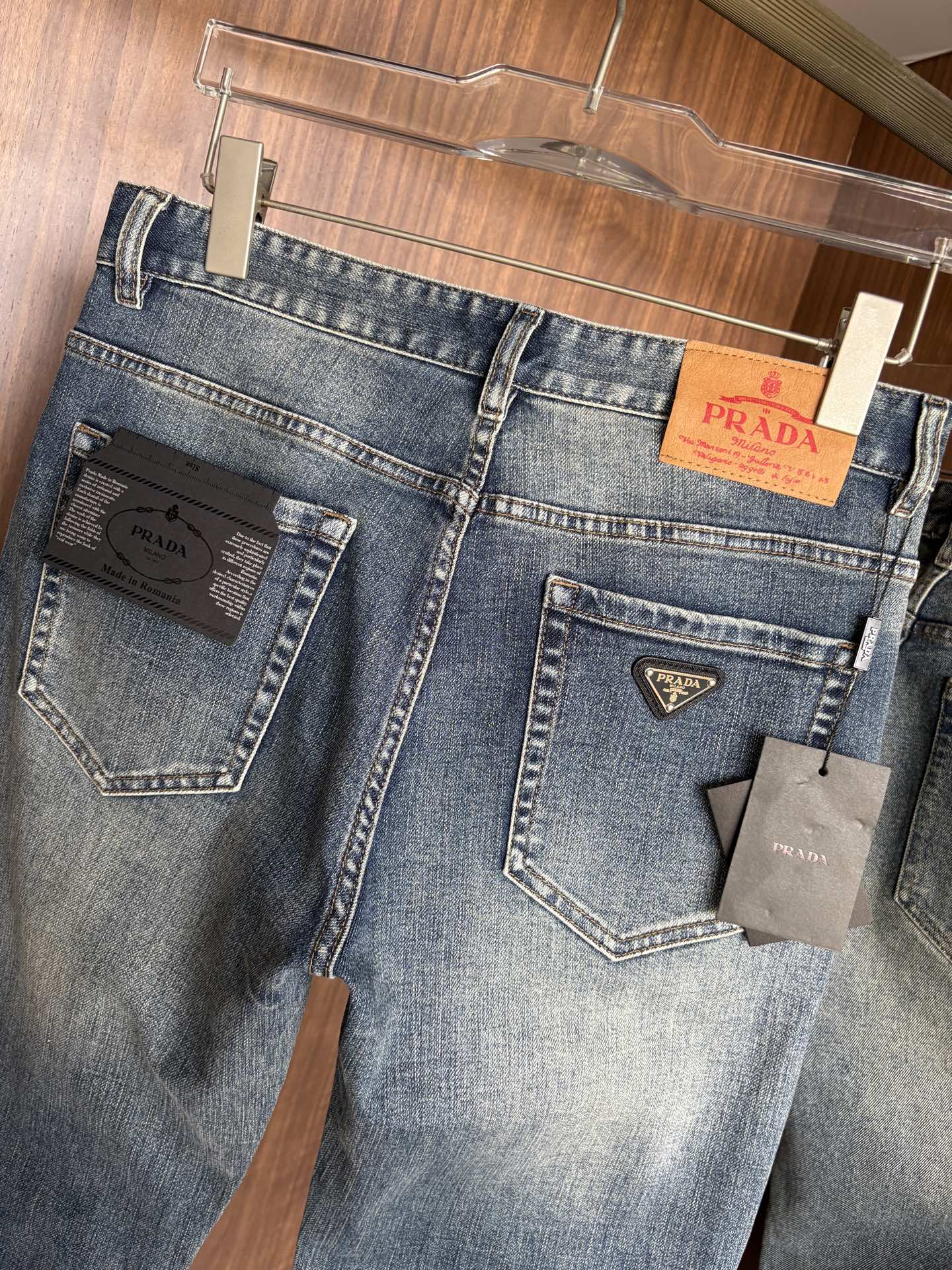 专柜🆕2026秋冬设计推荐 热卖牛仔裤🆕柔软亲肤面料 奢华头层牛皮腰牌 经典蓝洗水 专柜限量款 奢华感订制面料 工艺+洗