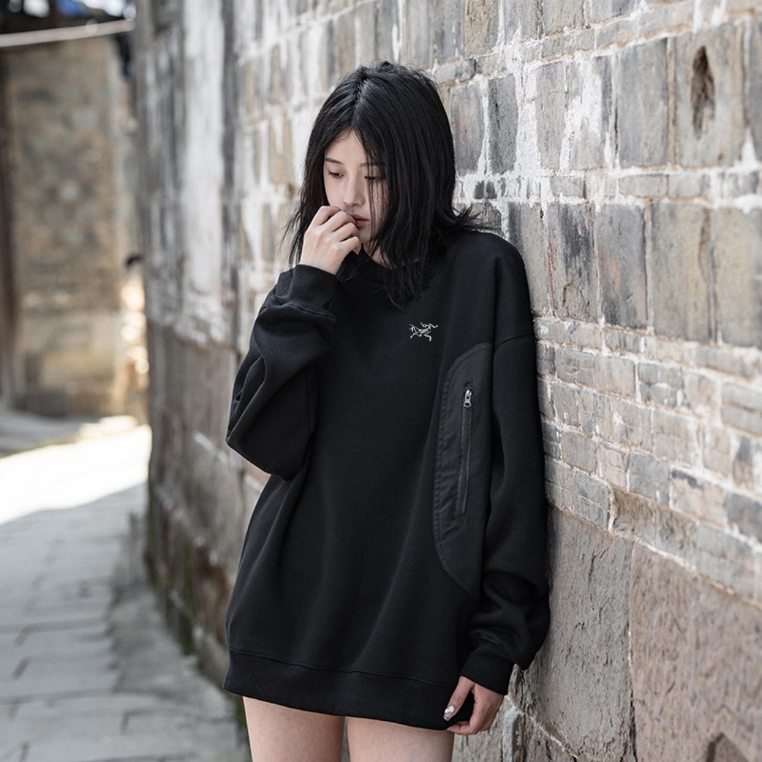 💰180 front chest printed small logo for men and women. The same round neck sweatshirt, exclusive fabric, three-dimensional cut, absolutely high-end quality air cotton, the greatest advantage is light, light, and light! No weight on it! It feels soft and skin-friendly, and the upper body is super comfortable. This is the biggest advantage of air cotton fabric! Exclusive customization, the upper body has nothing to say, you must buy one! Exclusive customization technology that others cannot imitate! Evenly lined inside! There are many sweatshirts, but you definitely don’t have this kind of fabric. I strongly recommend that old customers use one! It uses high-elastic air-layer fabric – it is quite elastic and easy to move freely, it feels comfortable to wear and has quick drying function, and the texture is light, It has a more unrestrained feeling of wearing, the shoulder design has three-dimensional feeling, the ragdoll sleeve design makes the shoulder more delicate and beautiful, such a simple and atmospheric sweatshirt color: black light gray military green size: m-2XL size details see picture 9