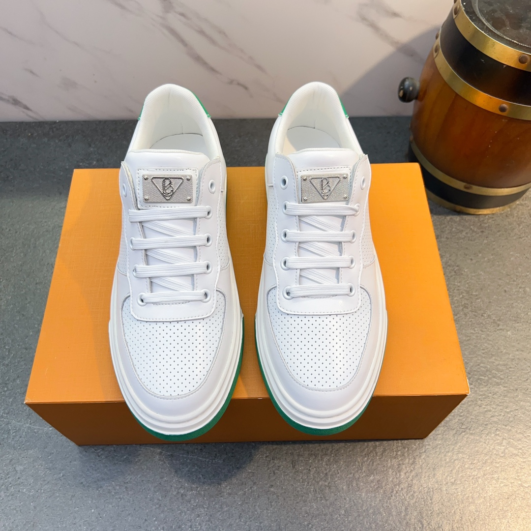 NO:357195,[Guqi] Casual style men's shoes, new style of Hong Kong counter, trendy men's casual shoes are on the market. Original calfskin imported from Italy with original exclusive brand design. European and American masters design. Perfect styling creates the quality of the counter, solid color rubber wear-resistant outsole. Classic dazzling head!  Super versatile and comfortable. High-end, stylish and novel!  Absolute focus!  38-44 codes, white optional A17, cowhide19860909【 古奇】休闲风男鞋,香港专柜新款 潮男休闲鞋上市 .意大利进口原版小牛皮配原版专属品牌设计皮里.欧美大师操刀设计 .完美造型打造专柜品质,纯色橡胶耐磨大底.经典炫头！超级百搭也很舒服的.高档不失品味,时尚、新颖！绝对的焦点！38-44码,白色可选A17,,cowhide,Men's shoes