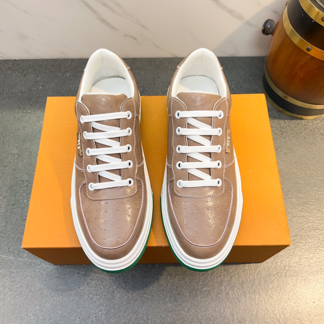 NO:357206,[Guqi] Casual style men's shoes, new style of Hong Kong counter, trendy men's casual shoes are on the market. Original calfskin imported from Italy with original exclusive brand design. European and American masters design. Perfect styling creates the quality of the counter, solid color rubber wear-resistant outsole. Classic dazzling head!  Super versatile and comfortable. High-end, stylish and novel!  Absolute focus!  38-44 codes, monochrome optional A17, cowhide19860909【 古奇】休闲风男鞋,香港专柜新款 潮男休闲鞋上市 .意大利进口原版小牛皮配原版专属品牌设计皮里.欧美大师操刀设计 .完美造型打造专柜品质,纯色橡胶耐磨大底.经典炫头！超级百搭也很舒服的.高档不失品味,时尚、新颖！绝对的焦点！38-44码,单色可选A17,,cowhide,Men's shoes