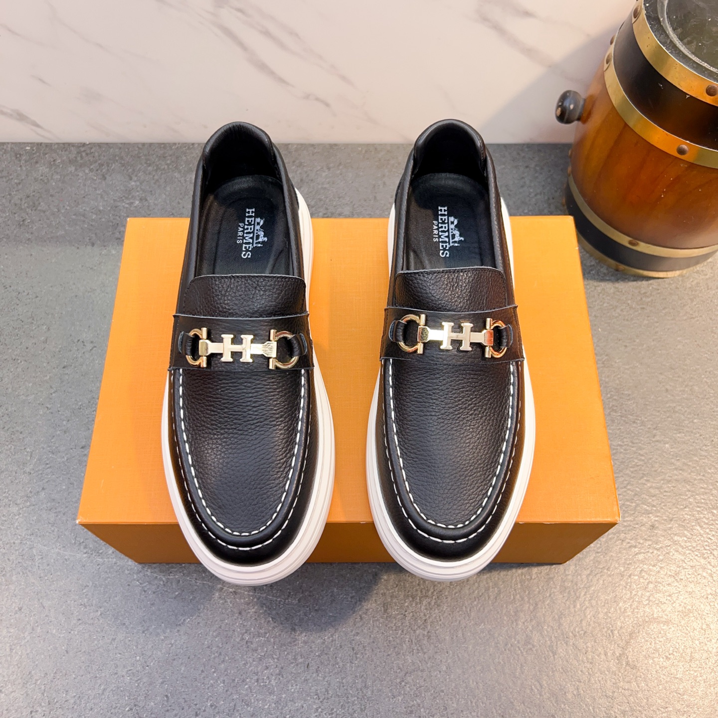 NO:351165,High-quality [Hermas] New men's shoes with one foot, high-quality original quality upper adopts high-quality imported brand high-quality cowhide leather + fully imported pig skin inside breathable and comfortable, soft and delicate leather, foam glue sole~, light and convenient~ wear-resistant and anti-slip original sole, the shoe shape is dignified and domineering, and the luxury and charm are unconcealed!  Natural and free upstartism, leading the trend. Number of codes 38-44.4 color selection.A24,,hermes,cowhide19860909高品质【爱玛仕】一脚蹬低帮新款男鞋,高品质原版质量鞋面采用优质进口品牌高品质头层牛皮+全进口头层猪皮内里透气舒适,皮质柔软细腻,泡沫胶大底～,轻巧方便～耐磨防滑原版一比一鞋底,鞋型端庄霸气,奢华魅力无所掩盖！自然洒脱的新贵主义,引领潮流.码数38-44.4色选.A24,,hermes,cowhide,Men's shoes