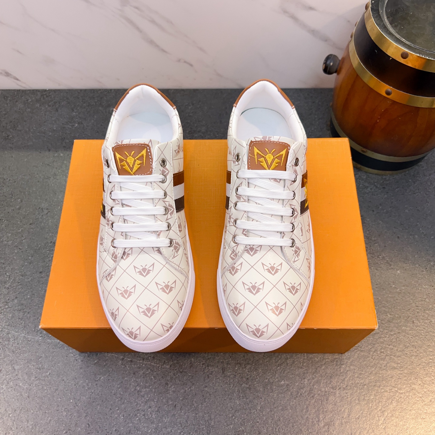 NO:351181,[GUCCI Guqi] The overall structure is simple, luxurious and high-end trendy brand, the counter is synchronized with new products, high-quality and perfectly created with high-quality, and metal elements are fully utilized. The charm of punk trend is suitable for all kinds of travel. You are the focus of the street when you put your feet on it. The upper imported cowhide from Italy + imported special materials + genuine leather inside.  Original model opening bottom + . Good goods you deserve!  38-44, monochrome A333, gucci, cowhide19860909【GUCCI古奇】整体构造简约奢华高端潮牌,专柜同步新品、高版本高品质完美打造、金属元素被运用得淋漓尽致.朋克潮流的魅力适合各种出行.上脚你就是街头的焦点 鞋面意大利进口牛皮+进口特殊材料+内里真皮．原版开模大底 + .好货你值得拥有！38-44,单色A333,,gucci,cowhide,Men's shoes