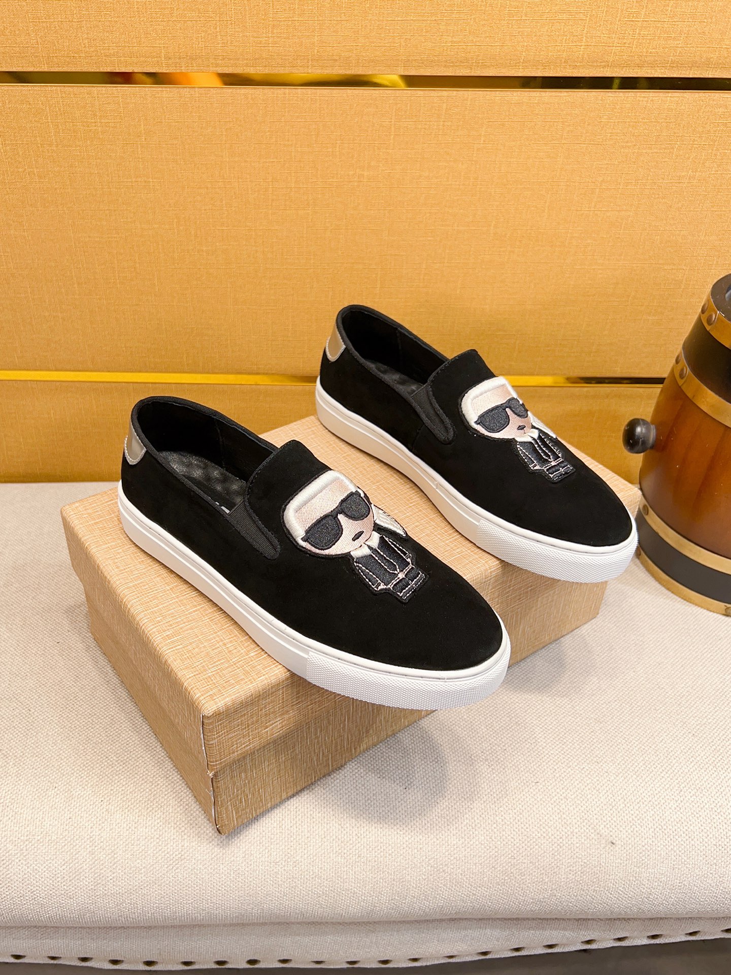 NO:344492,(This month's Giant Reward) Four Seasons New Model [Fendi] Fendi One-Step Men's Shoes High-end Brand (Yaoji Yamamoto) Latest Masterpieces are launched first. Hong Kong casual trendy men's shoes, top original replica 11 counters. The upper uses imported beef leather and fashionable, comfortable and breathable leather. Soft and comfortable, suitable for trendy men with unique charm. Super wear-resistant, non-slip double-layer rubber outsole, top high-end goods, unparalleled quality. Number of sizes 38-44. Two-color A19,,fendi19860909（本月巨惠） 四季新款【芬迪】芬迪一脚蹬男鞋高端品牌(山本耀司)最新力作款抢先上市 香港专休闲潮男鞋,顶级原版复刻11专柜.鞋面采用进口牛猄皮时尚新潮,舒适透气皮里 柔软舒适,适合潮男拥有独特魅力 超耐磨防滑双层橡胶大底 ,顶级高档货,质量无与伦比.码数38-44.两色A19,,fendi,Men's shoes