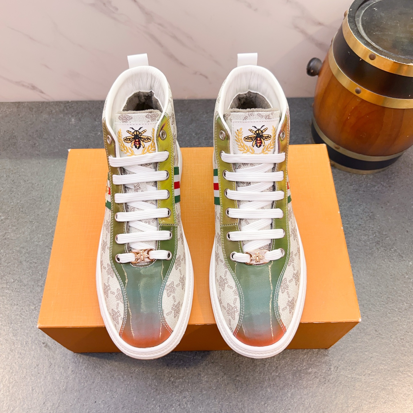 NO:574443,Velvet lining/leather lining [GUCCI] The overall structure is simple, luxurious and high-end trendy brand, the counters are synchronized with new products, high-end versions and high-quality perfection, and metal elements are fully used. The charm of punk trend is suitable for all kinds of travel. When you put on your feet, you will be the focus of the street. The upper is imported cowhide from Italy + imported special materials + genuine leather lining.  Original molded outsole +. Good product, you deserve it!  38-442 color.A24,000,,gucci,cowhide19860909绒里/皮里【GUCCI古奇】整体构造简约奢华高端潮牌,专柜同步新品、高版本高品质完美打造、金属元素被运用得淋漓尽致.朋克潮流的魅力适合各种出行.上脚你就是街头的焦点 鞋面意大利进口牛皮+进口特殊材料+内里真皮．原版开模大底 + .好货你值得拥有！38-442色.A24,000,,gucci,cowhide,Men's shoes