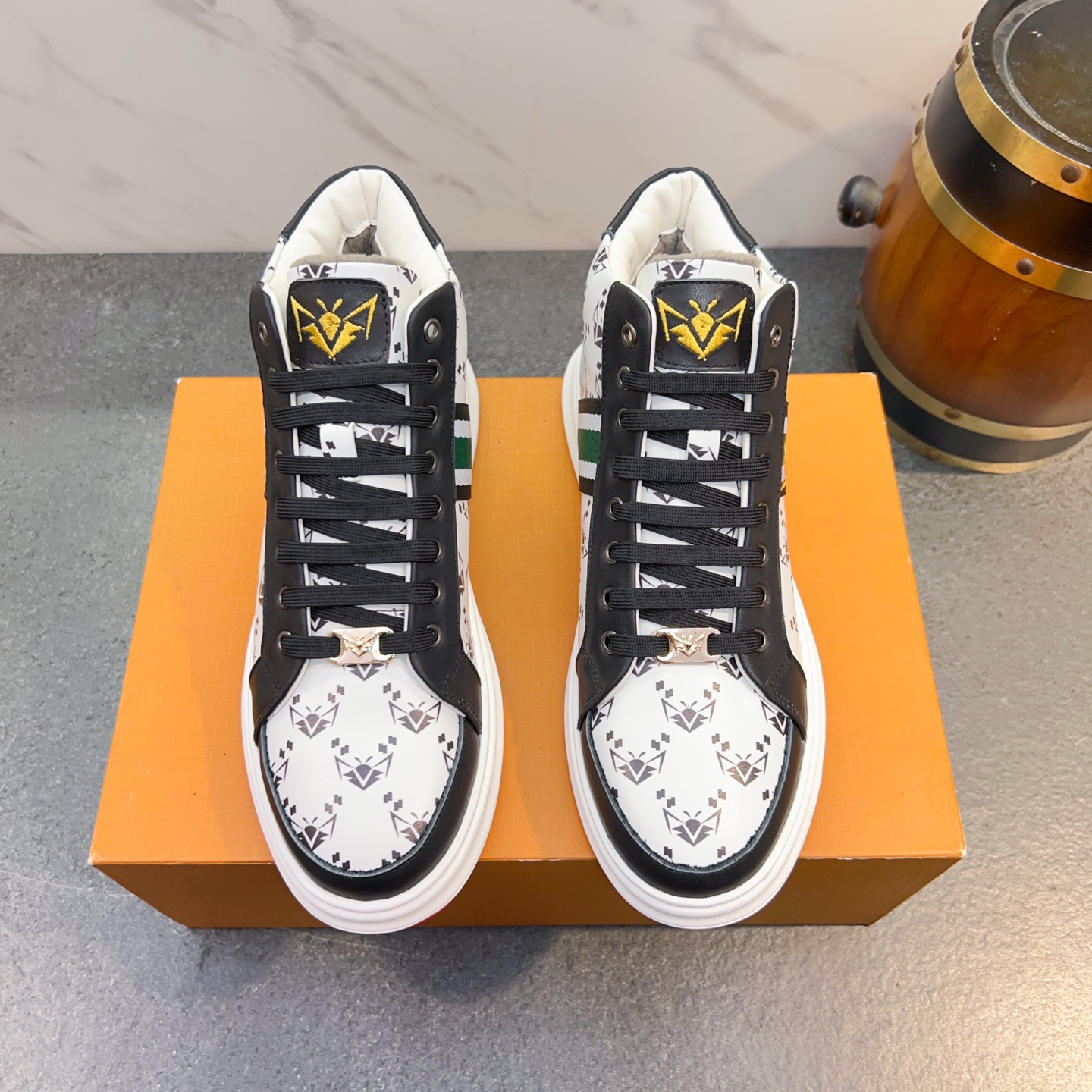 NO:574449,Velvet lining/leather lining [Gucci] This year's most fashionable new boutique of this brand, simple and elegant style, classic and timeless colors bring out the gentlemanly temperament of men. It uses top-grade imported cowhide and brand leather special materials, pigskin lining, comfortable and sweat-absorbent. It has excellent material, meticulous workmanship and comfortable foot feel. The design is simple and elegant, noble and fashionable, and is loved and favored by trendy men. The fabric is the highlight. The original outsole is not easy to deform!  Code number 38-44, white A333,000,,gucci,cowhide19860909绒毛里/皮里【古奇GUCCI】今年此品牌最潮新款精品 ,简约大气的款式,经典永不落伍的色系将男士绅士气质衬托出来,采用顶级进口专用进口牛皮搭品牌皮皮专用材料,猪皮内里,舒适吸汗 材质精良,做工细致,脚感舒适.设计简约大气,高贵时尚,备受潮流男士的喜爱与青睐 ,面料是亮点 原版大底不易变形！码数38-44,白色A333,000,,gucci,cowhide,Men's shoes