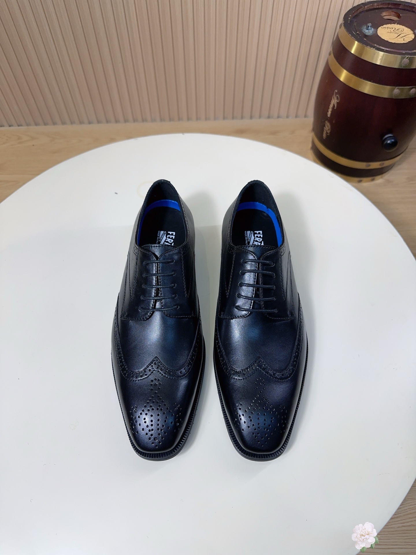 NO:779321,The brand of this pair of shoes is Salvatore Ferragamo, also often referred to as FERRAGAMO. It is famous for its luxurious and elegant style, exquisite craftsmanship and comfortable wearing experience. The uppers are made of top-grade cowhide/fine texture that is easily accessible, and the texture is visible to the naked eye. It is breathable and not stuffy to the feet; the glossy model uses tumble-grain technology, which is stiff and stylish, and has a retro charm as time goes by. Each pair is a textured business card for walking. The outsole is also non-slip and wear-resistant, making it easy to handle all scenarios such as commuting, leisure, and dating. It can be easily adapted to various outfits, and it will turn your feet into a long-legged man in seconds. It is a must-have item in the sportsman's shoe cabinet! Size 38-39-40-41-42-43-44 Leather shoe size (45.46 can be customized) Item number A38,,louis vuitton,ferragamo,ferragamo,cowhide19860909这双鞋的品牌是 Salvatore Ferragamo（菲拉格慕）,也常简称为 FERRAGAMO.以华贵典雅的风格、精湛的工艺和舒适的穿着体验著称. 鞋面严选顶级头层牛皮/细腻纹理触手可及,质感肉眼可见.透气不闷脚；光面款采用摔纹工艺,挺括有型,越穿越有复古韵味,每一双都是行走的质感名片.大底还防滑耐磨,轻松驾驭通勤、休闲、约会等全场景.轻松适配各种穿搭,上脚秒变长腿型男,是型男鞋柜里的刚需款！ 尺码38-39-40-41-42-43-44皮鞋尺码（可定制45.46） 货号A38,,louis vuitton,ferragamo,ferragamo,cowhide,Men's shoes