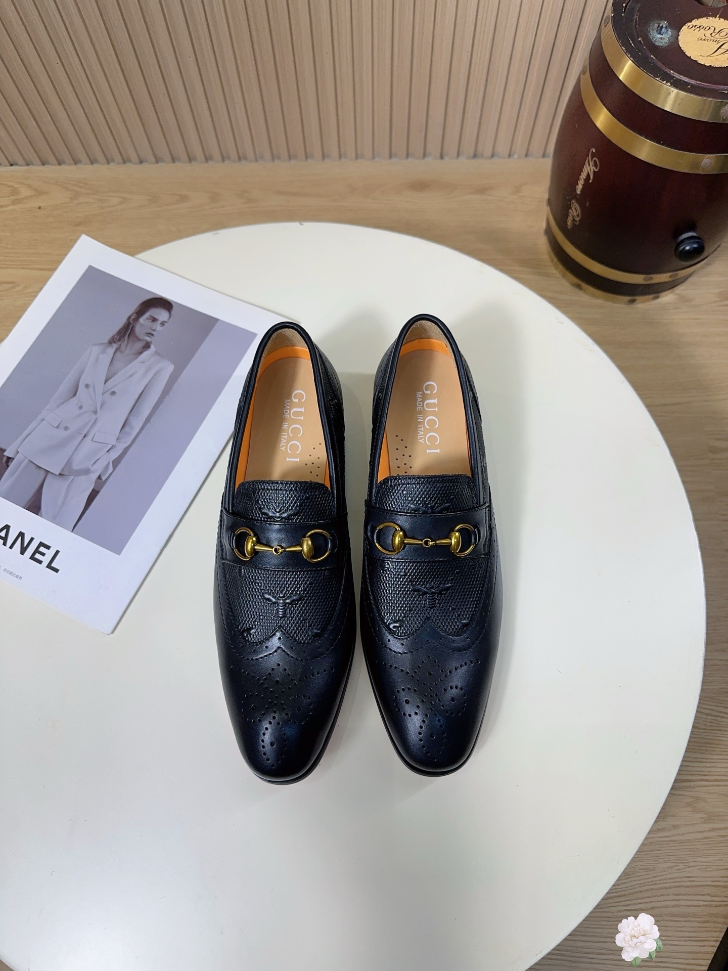 NO:779325,This is GUCCI's classic 1953 series of men's horsebit brogue loafers. It is the iconic shoe of the century-old Italian luxury brand GUCCI. It combines the brand's century-old craftsmanship and classic design, and is a high-end choice for business and leisure wear. The golden horsebit on the shoe body is the soul symbol of GUCCI, derived from the equestrian inspiration of the brand founder. It is retro and advanced, and it is a classic element that will never go out of style. It can identify the brand at a glance.  The brogue on the toe is a representative of the British gentleman style. It not only adds a layered and retro feel to the shoe, but also makes the pure black upper not monotonous and suitable for both formal and casual wear scenarios. The bee embossing on the shoe body is a classic totem of GUCCI, symbolizing the brand's luxury and craftsmanship. It highlights the sense of high-end in a low-key manner and is different from ordinary loafers.  The slip-on style without laces makes it easy to put on and take off. The shoe shape is firm but not collapsed, modifies the foot shape, and is highly tolerant to various foot shapes. The first-layer cowhide material upper is imported from Italy. The upper is made of first-layer calfskin. The leather is fine and has a high-grade gloss. It has texture over time and has a long service life. It is the core material of high-end leather shoes.  Comfortable inner lining The shoe adopts skin-friendly genuine leather lining + breathable perforated design, with orange brand lining, which absorbs sweat and is breathable, and will not make your feet stuffy after being worn for a long time. It solves the pain points of feet being worn and stuffy in formal shoes. Size 38-44 (45.46 can be customized) A38,, gucci, gucci, loafers, cowhide19860909这是GUCCI（古驰）经典1953系列男士马衔扣布洛克乐福鞋,是意大利百年奢侈品牌GUCCI的标志性鞋款,融合了品牌百年工艺与经典设计,是商务、休闲穿搭的高端之选. 鞋身的金色马衔扣（Horsebit）是GUCCI的灵魂符号,源自品牌创始人的马术灵感,复古又高级,一眼识别品牌,是永不过时的经典元素. 鞋头的布洛克雕花（Brogue）是英伦绅士风的代表,既增加了鞋款的层次感与复古感,又让纯黑鞋面不单调,适配正装、休闲装双场景. 鞋身的蜜蜂压纹是GUCCI的经典图腾,象征品牌的奢华与匠心,低调中彰显高级感,区别于普通乐福鞋. 无鞋带一脚蹬款式,穿脱便捷,鞋型挺括不塌,修饰脚型,对各种脚型的包容度高. 头层牛皮材质鞋面采用意大利进口头层小牛皮,皮质细腻、光泽感高级,越穿越有质感,使用寿命长,是高端皮鞋的核心用料. 舒适内里鞋内采用亲肤真皮内里+透气打孔设计,搭配橙色品牌衬里,吸汗透气,久穿不闷脚,解决了正装鞋磨脚、闷脚的痛点.码数38-44（45.46可定做）A38,,gucci,gucci,loafers,cowhide,Men's shoes