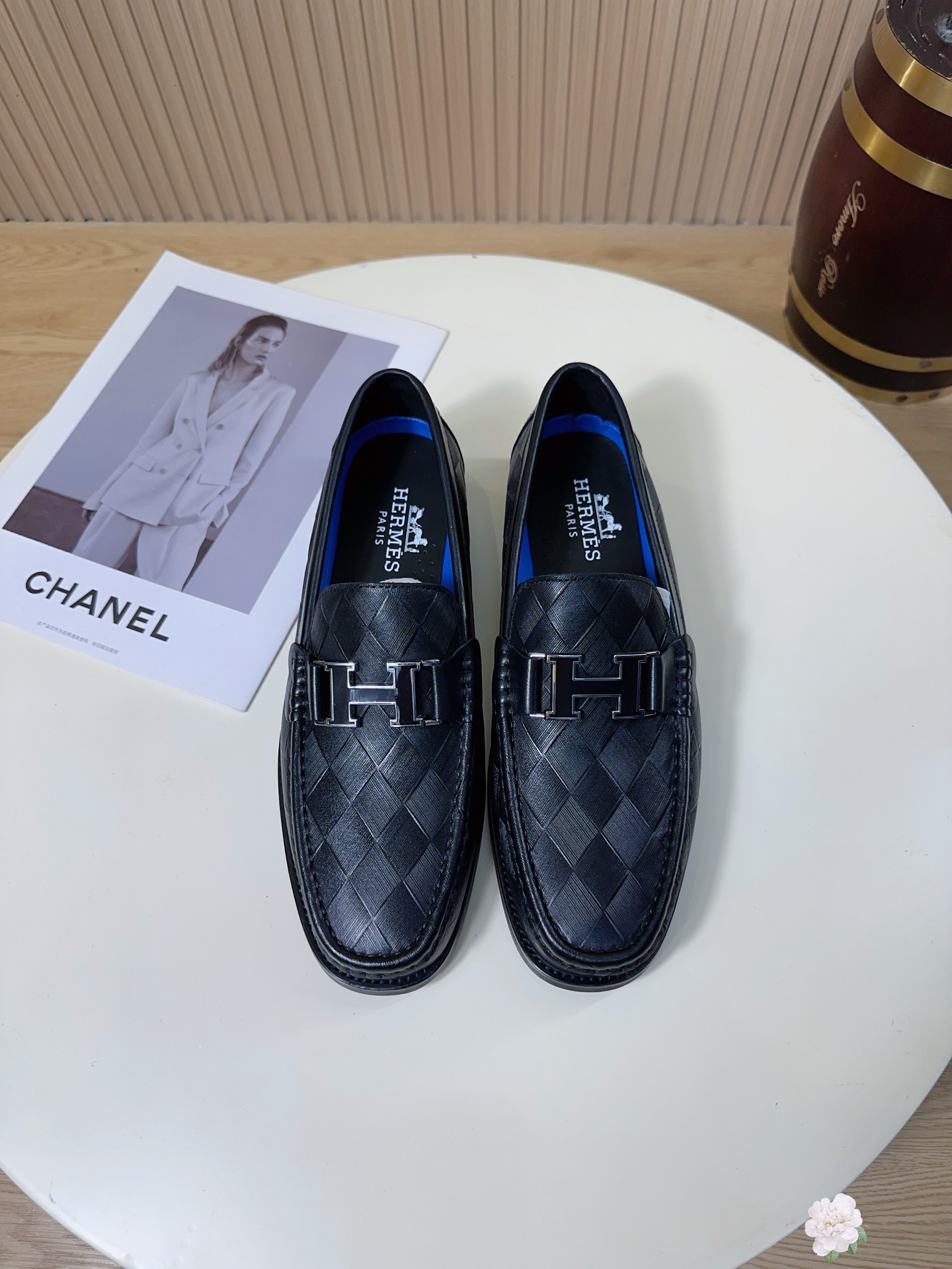 NO:779329,This pair of shoes is HERMS men's classic loafers (also known as Destin series or Granville series). As a top French luxury brand, Hermès shoes are famous for their 'low-key aristocratic feel'. The bright 'H'-shaped metal buckle on the front of the shoe It is the soul totem of Hermès. Different from the exaggerated big logo, this metal buckle design is low-key and luxurious, which instantly enhances the sense of class of the shoe and is a symbol that knowledgeable people can recognize at a glance. It retains the convenient slip-on and take-off design of Loafer shoes without laces, retains the instep space, and is suitable for daily commuting or business and leisure. It is the most comfortable pair of shoes in a man's shoe cabinet. The inside of the shoe is made of soft leather lining, which is extremely skin-friendly and reduces the friction between the shoe and the foot. The soles are made of Hermès' classic anti-slip rubber material, which is thick and tough. Although it is a luxury product, Hermès' sole design takes into account practicality and stable walking, unlike some luxury brands that are 'only suitable for standing.' The stitching on the mouth and edges of the shoe is neat and straight, and high-strength nylon thread stitches are evenly dense, reflecting the rigor of French shoemaking. Size 38-44 (45.46 can be customized) A38, hermes, hermes, loafers19860909这双鞋是 HERMS（爱马仕） 男士经典款乐福鞋（也称为Destin系列或Granville系列）,作为法国顶级奢侈品牌,爱马仕的鞋履以“低调的贵族感”著称.鞋面前端的亮面 “H”形金属扣 是爱马仕的灵魂图腾.不同于浮夸的大Logo,这种金属扣设计低调奢华,瞬间提升鞋子的档次感,是懂行的人一眼识别的标志.保留了乐福鞋（Loafer）无鞋带的便捷穿脱设计,保留了脚背空间,适合日常通勤或商务休闲,是男人鞋柜里最舒服的一双鞋.鞋内采用柔软的皮内衬,亲肤性极强,减少了鞋子与脚部的摩擦. 鞋底采用爱马仕经典的防滑橡胶材质,底子厚实且有韧性.虽然是奢侈品,但爱马仕的鞋底设计兼顾了实用性,走路稳健,不像某些奢侈品牌“只适合站着”.鞋口和边缘的车线工整笔直,采用高强度尼龙线针脚均匀密集,体现了法式制鞋的严谨.码数38-44（45.46可定做）A38,,hermes,hermes,loafers,Men's shoes