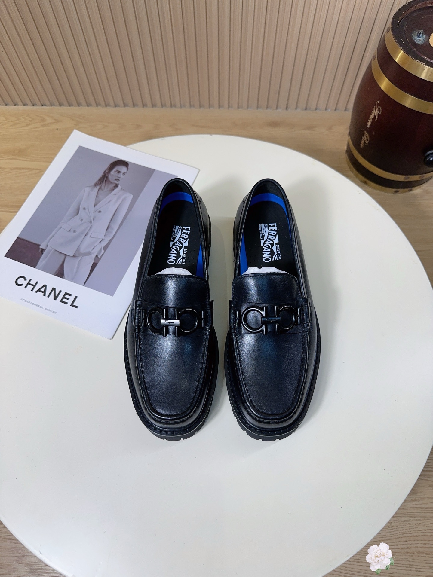 NO:779333,These are Salvatore Ferragamo's classic Gancini series of men's loafers, which are the iconic shoes of the century-old Italian luxury brand. Ferragamo is known as the 'star shoemaker' and focuses on 'equal comfort and luxury'. It is a high-end choice for business and leisure wear. The Gancini horseshoe buckle on the shoe body is the soul symbol of the brand. It comes from the iron decoration of the Renaissance. It is Ferragamo's most recognizable design, low-key highlighting identity and taste.  The lace-less one-step design makes it easy to put on and take off. The shoe shape is firm and does not collapse. It modifies the foot shape and is highly tolerant to various foot types. It is an 'evergreen style' in men's shoe cabinets.  It is made of first-layer calfskin imported from Italy. The leather is fine and compact, with high-grade luster. It has texture over time and has a long service life. It is the core material of high-end leather shoes. The inside of the shoe is made of soft leather lining, which is extremely skin-friendly and effectively reduces the friction between the shoe and the foot. It will not wear your feet for a long time. Size 38-44 (45.46 can be customized) A38, louis vuitton, ferragamo, ferragamo, loafers, cowhide19860909这是菲拉格慕（Salvatore Ferragamo）经典Gancini系列男士乐福鞋,是意大利百年奢侈品牌的标志性鞋款.菲拉格慕被誉为“明星御用皮鞋匠”,以“舒适与奢华并重”为核心,是商务、休闲穿搭的高端之选.鞋身的Gancini马蹄扣是品牌的灵魂符号,源自文艺复兴时期的铁艺装饰,是菲拉格慕最具辨识度的设计,低调彰显身份与品味. 无鞋带一脚蹬设计,穿脱便捷,鞋型挺括不塌,修饰脚型,对各种脚型的包容度高,是男士鞋柜的“常青款”. 采用意大利进口头层小牛皮,皮质细腻紧致,光泽感高级,越穿越有质感,使用寿命长,是高端皮鞋的核心用料.鞋内采用柔软的皮内衬,亲肤性极强,有效减少鞋子与脚部的摩擦,久穿不磨脚.38-44码（45.46可定）A38,,louis vuitton,ferragamo,ferragamo,loafers,cowhide,Men's shoes