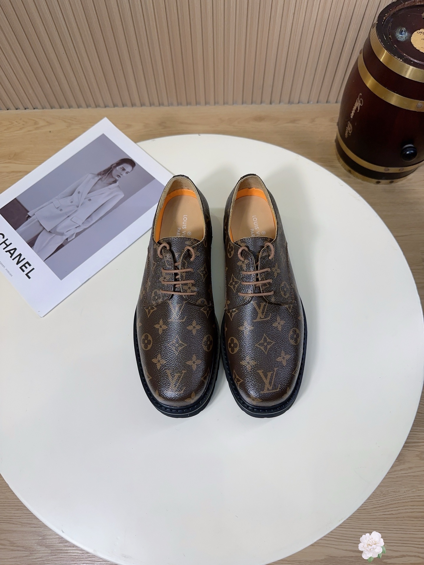 NO:779338,This pair of shoes is LOUIS VUITTON (Louis Vuitton, referred to as LV) men's business Derby shoes/Oxford shoes. This shoe combines the brand's classic Monogram totem with the high-end business shoe style, and is a representative of the very popular 'luxury business style' at the moment. The sides and splicing of the shoe body are covered with LV's iconic logo  Dark grained presbyopia pattern. This is the core IP of the brand. Compared with pure black leather shoes, it has an extra layer of social attributes. A knowledgeable person can tell at a glance that it is LV, which is the 'hard currency' in social situations. The main body of the upper is made of imported first-layer cowhide, and the leather is firm and full. The sole is made of non-slip rubber with deep texture and good grip.  Strong ground strength. Although it is a luxury shoe, it focuses on practicality, ensuring anti-slip and durability for daily walking. It is not a 'vase bottom'. It usually uses breathable leather lining to absorb sweat and moisture, ensuring that the feet will not be stuffy when worn for a long time. Size 38-44 (45.46 can be customized) A38, Louis  vuitton,louis vuitton,louis vuitton,cowhide19860909这双鞋是 LOUIS VUITTON（路易·威登,简称LV） 男士商务德比鞋/牛津鞋.这款鞋结合了品牌的经典Monogram图腾与高端商务鞋的版型,是当下非常流行的“奢侈品商务风”代表. 鞋身侧面和拼接处布满了LV标志性的 暗纹老花图案.这是品牌最核心的IP,相比纯黑皮鞋,它多了一层社交属性,懂行的人一眼就能看出是LV,是社交场合的“硬通货”,鞋面主体采用进口头层牛皮,皮质紧实饱满.鞋底采用防滑橡胶材质,纹路深,抓地力强.虽然是奢侈品鞋款,但这款注重实用性,保证了日常行走的防滑与耐用,不是“花瓶底”.通常采用透气真皮内里,吸汗排湿,保证了长时间穿着不闷脚.码数38-44（45.46可定）A38,,louis vuitton,louis vuitton,louis vuitton,cowhide,Men's shoes