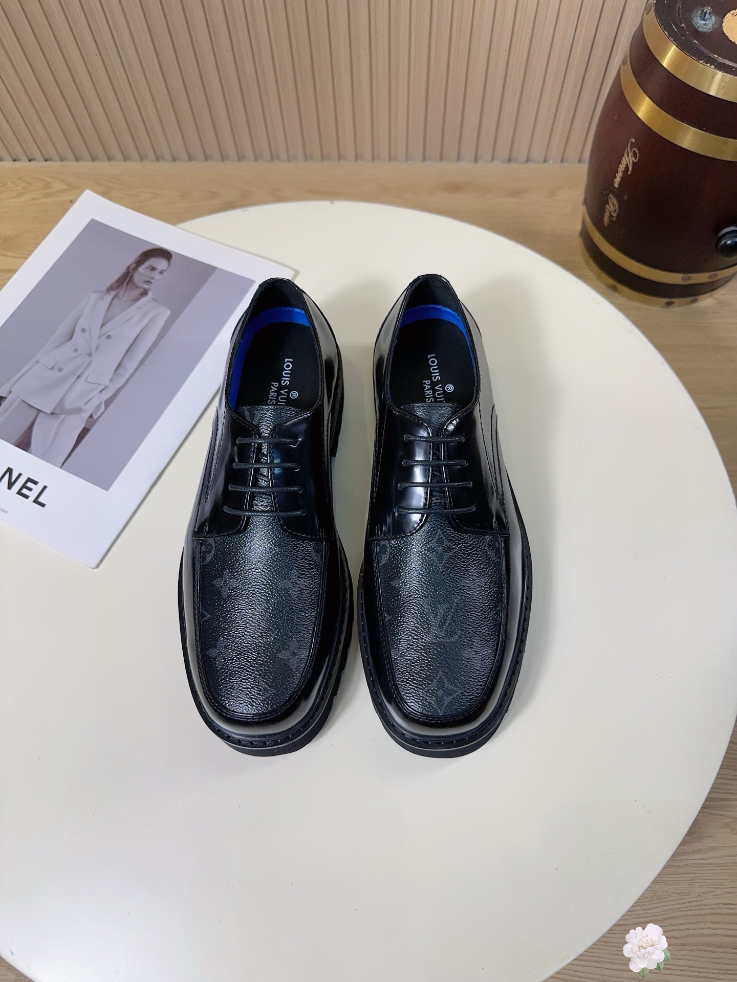 NO:779337,This pair of shoes is LOUIS VUITTON (Louis Vuitton, referred to as LV) men's business Derby shoes/Oxford shoes. This shoe combines the brand's classic Monogram totem with the high-end business shoe style, and is a representative of the very popular 'luxury business style' at the moment. The sides and splicing of the shoe body are covered with LV's iconic logo  Dark grained presbyopia pattern. This is the core IP of the brand. Compared with pure black leather shoes, it has an extra layer of social attributes. A knowledgeable person can tell at a glance that it is LV, which is the 'hard currency' in social situations. The main body of the upper is made of imported first-layer cowhide, and the leather is firm and full. The sole is made of non-slip rubber with deep texture and good grip.  Strong ground strength. Although it is a luxury shoe, it focuses on practicality, ensuring anti-slip and durability for daily walking. It is not a 'vase bottom'. It usually uses breathable leather lining to absorb sweat and moisture, ensuring that the feet will not be stuffy when worn for a long time. Size 38-44 (45.46 can be customized) A38, Louis  vuitton,louis vuitton,louis vuitton,cowhide19860909这双鞋是 LOUIS VUITTON（路易·威登,简称LV） 男士商务德比鞋/牛津鞋.这款鞋结合了品牌的经典Monogram图腾与高端商务鞋的版型,是当下非常流行的“奢侈品商务风”代表. 鞋身侧面和拼接处布满了LV标志性的 暗纹老花图案.这是品牌最核心的IP,相比纯黑皮鞋,它多了一层社交属性,懂行的人一眼就能看出是LV,是社交场合的“硬通货”,鞋面主体采用进口头层牛皮,皮质紧实饱满.鞋底采用防滑橡胶材质,纹路深,抓地力强.虽然是奢侈品鞋款,但这款注重实用性,保证了日常行走的防滑与耐用,不是“花瓶底”.通常采用透气真皮内里,吸汗排湿,保证了长时间穿着不闷脚.码数38-44（45.46可定）A38,,louis vuitton,louis vuitton,louis vuitton,cowhide,Men's shoes
