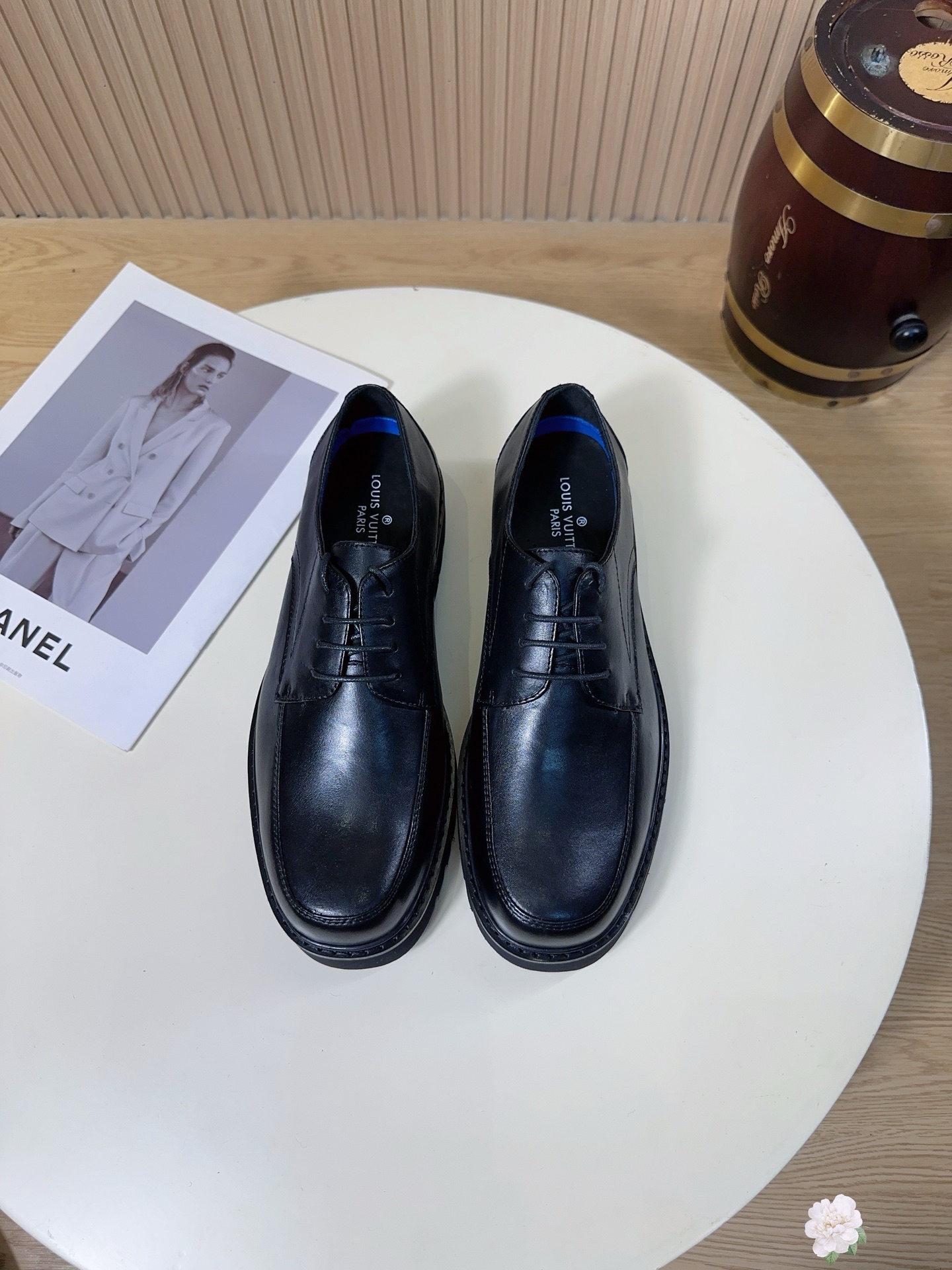 NO:779341,This pair of shoes is LOUIS VUITTON (Louis Vuitton, referred to as LV) men's business Derby shoes/Oxford shoes. This shoe combines the brand's classic Monogram totem with the style of high-end business shoes, and is a representative of the very popular 'luxury business style' at the moment.  The sides and splices of the shoe body are covered with LV's iconic pure black leather shoes. It has an extra layer of social attributes. Anyone who knows the industry can tell at a glance that it is LV. It is the 'hard currency' in social situations. The main body of the shoe is made of imported first-layer cowhide, which is firm and full. The sole is made of non-slip rubber material with deep texture and good grip.  Strong. Although it is a luxury shoe, it pays attention to practicality and ensures anti-slip and durability for daily walking. It is not a 'vase bottom'. It usually uses breathable leather lining to absorb sweat and moisture, ensuring that the feet will not be stuffy when worn for a long time. Size 38-44 (45.46 can be customized) A38, Louis  vuitton,louis vuitton,louis vuitton,cowhide19860909这双鞋是 LOUIS VUITTON（路易·威登,简称LV） 男士商务德比鞋/牛津鞋.这款鞋结合了品牌的经典Monogram图腾与高端商务鞋的版型,是当下非常流行的“奢侈品商务风”代表. 鞋身侧面和拼接处布满了LV标志性的纯黑皮鞋,它多了一层社交属性,懂行的人一眼就能看出是LV,是社交场合的“硬通货”,鞋面主体采用进口头层牛皮,皮质紧实饱满.鞋底采用防滑橡胶材质,纹路深,抓地力强.虽然是奢侈品鞋款,但这款注重实用性,保证了日常行走的防滑与耐用,不是“花瓶底”.通常采用透气真皮内里,吸汗排湿,保证了长时间穿着不闷脚.码数38-44（45.46可定）A38,,louis vuitton,louis vuitton,louis vuitton,cowhide,Men's shoes