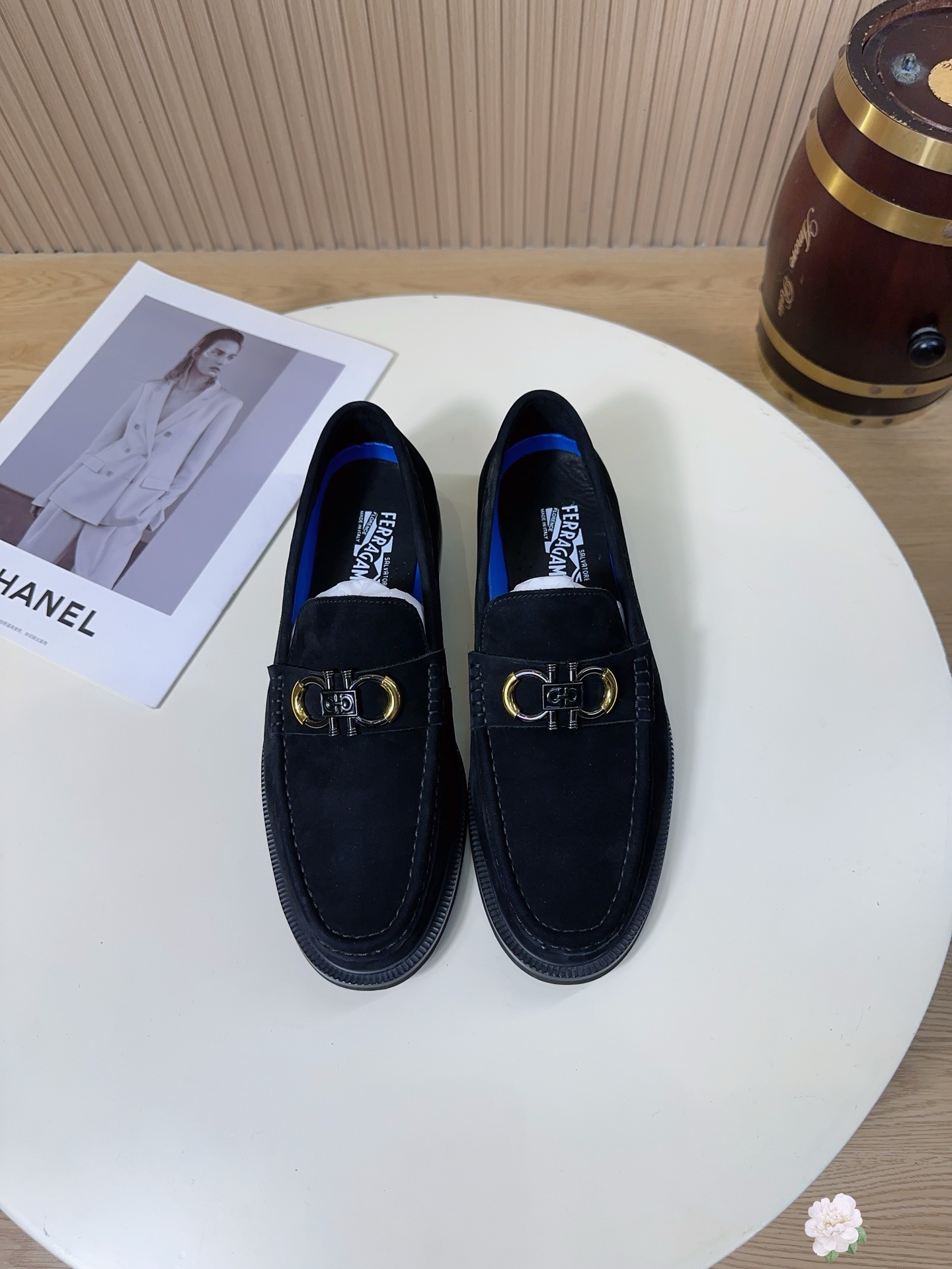 NO:779345,These are Salvatore Ferragamo's classic Gancini series of men's loafers, which are the iconic shoes of the century-old Italian luxury brand. Ferragamo is known as the 'star shoemaker' and focuses on 'equal comfort and luxury'. It is a high-end choice for business and leisure wear. The Gancini horseshoe buckle on the shoe body is the soul symbol of the brand. It comes from the iron decoration of the Renaissance. It is Ferragamo's most recognizable design, low-key highlighting identity and taste.  The lace-less one-step design makes it easy to put on and take off. The shoe shape is firm and does not collapse. It modifies the foot shape and is highly tolerant to various foot types. It is an 'evergreen style' in men's shoe cabinets.  It is made of top-layer nubuck leather imported from Italy. The leather is fine and compact, with a high-grade luster. It has texture over time and has a long service life. It is the core material of high-end leather shoes. The inside of the shoe is made of soft leather lining, which is extremely skin-friendly and effectively reduces the friction between the shoe and the foot. It will not wear your feet for a long time. Sizes 38-44 (45.46 can be customized) A38, louis vuitton, ferragamo, ferragamo, loafers19860909这是菲拉格慕（Salvatore Ferragamo）经典Gancini系列男士乐福鞋,是意大利百年奢侈品牌的标志性鞋款.菲拉格慕被誉为“明星御用皮鞋匠”,以“舒适与奢华并重”为核心,是商务、休闲穿搭的高端之选.鞋身的Gancini马蹄扣是品牌的灵魂符号,源自文艺复兴时期的铁艺装饰,是菲拉格慕最具辨识度的设计,低调彰显身份与品味. 无鞋带一脚蹬设计,穿脱便捷,鞋型挺括不塌,修饰脚型,对各种脚型的包容度高,是男士鞋柜的“常青款”. 采用意大利进口头层磨砂皮,皮质细腻紧致,光泽感高级,越穿越有质感,使用寿命长,是高端皮鞋的核心用料.鞋内采用柔软的皮内衬,亲肤性极强,有效减少鞋子与脚部的摩擦,久穿不磨脚.38-44码（45.46可定）A38,,louis vuitton,ferragamo,ferragamo,loafers,Men's shoes