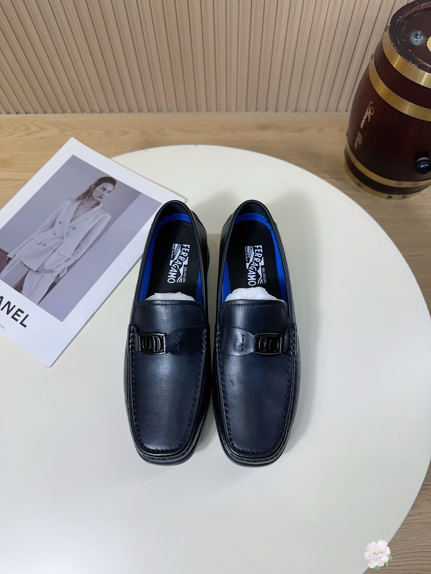 NO:779350,These are Salvatore Ferragamo's classic Gancini series of men's loafers, which are the iconic shoes of the century-old Italian luxury brand. Ferragamo is known as the 'star shoemaker' and focuses on 'equal comfort and luxury'. It is a high-end choice for business and leisure wear. The Gancini horseshoe buckle on the shoe body is the soul symbol of the brand. It comes from the iron decoration of the Renaissance. It is Ferragamo's most recognizable design, low-key highlighting identity and taste.  The lace-less one-step design makes it easy to put on and take off. The shoe shape is firm and does not collapse. It modifies the foot shape and is highly tolerant to various foot types. It is an 'evergreen style' in men's shoe cabinets.  It is made of first-layer calfskin imported from Italy. The leather is fine and compact, with high-grade luster. It has texture over time and has a long service life. It is the core material of high-end leather shoes. The inside of the shoe is made of soft leather lining, which is extremely skin-friendly and effectively reduces the friction between the shoe and the foot. It will not wear your feet for a long time. Size 38-44 (45.46 can be customized) A38, louis vuitton, ferragamo, ferragamo, loafers, cowhide19860909这是菲拉格慕（Salvatore Ferragamo）经典Gancini系列男士乐福鞋,是意大利百年奢侈品牌的标志性鞋款.菲拉格慕被誉为“明星御用皮鞋匠”,以“舒适与奢华并重”为核心,是商务、休闲穿搭的高端之选.鞋身的Gancini马蹄扣是品牌的灵魂符号,源自文艺复兴时期的铁艺装饰,是菲拉格慕最具辨识度的设计,低调彰显身份与品味. 无鞋带一脚蹬设计,穿脱便捷,鞋型挺括不塌,修饰脚型,对各种脚型的包容度高,是男士鞋柜的“常青款”. 采用意大利进口头层小牛皮,皮质细腻紧致,光泽感高级,越穿越有质感,使用寿命长,是高端皮鞋的核心用料.鞋内采用柔软的皮内衬,亲肤性极强,有效减少鞋子与脚部的摩擦,久穿不磨脚.38-44码（45.46可定）A38,,louis vuitton,ferragamo,ferragamo,loafers,cowhide,Men's shoes